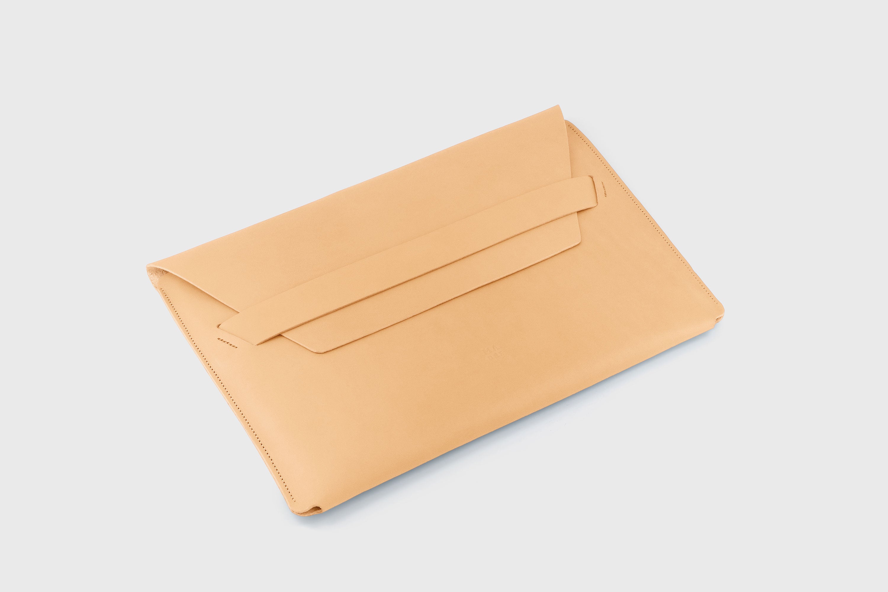 Leather Sleeve For MacBook Pro Air Natural  Color Full Grain Vegetable Tanned Leather Modern Minimalist Design Premium Quality Protection Business Sleek Atelier Madre Manuel Dreesmann Barcelona Spain