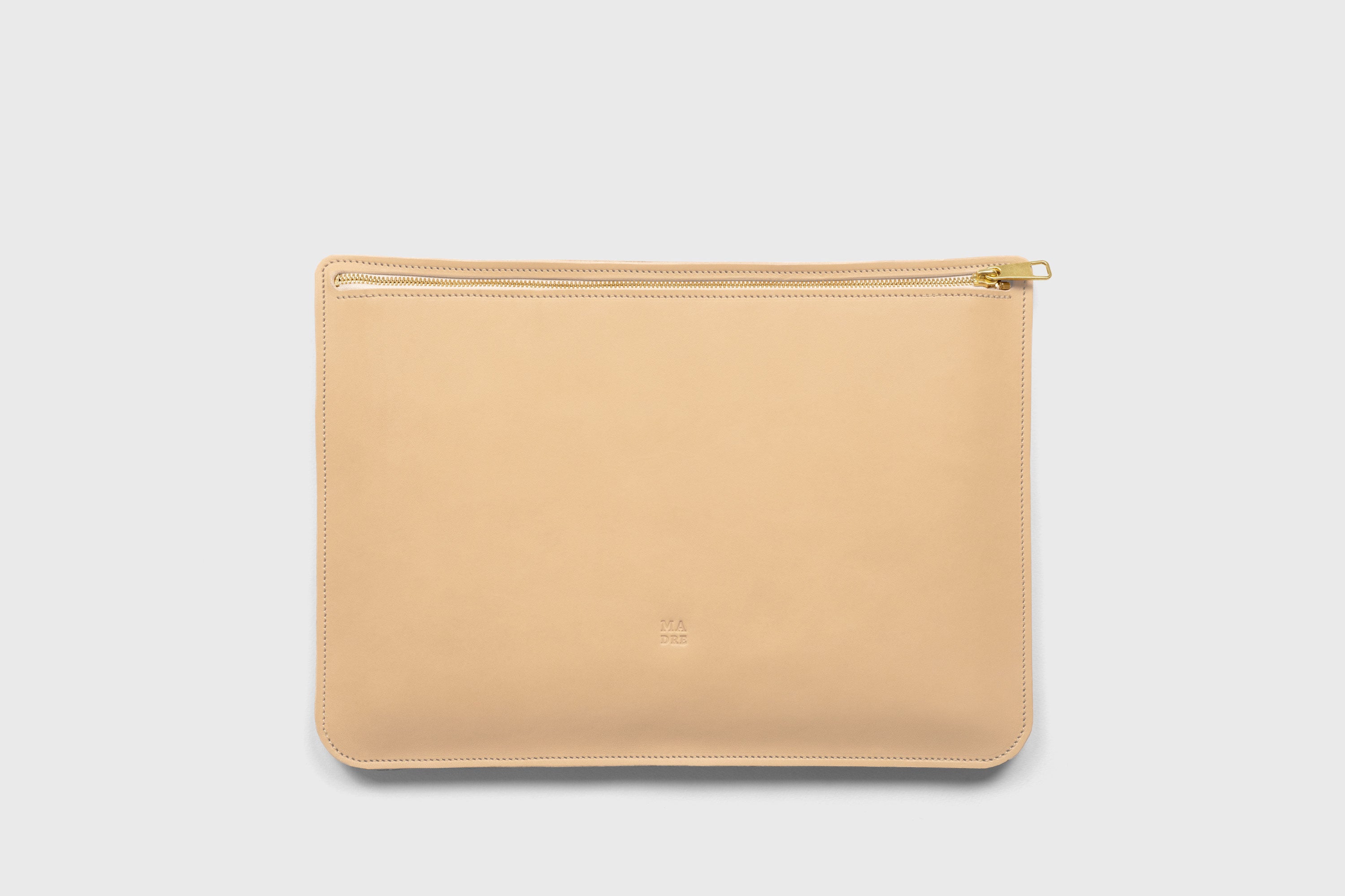 Leather Sleeve For MacBook Natural Color Zipper Closure Protection Business Modern Minimalist Design Handcrafted High Quality Full Grain Vegetable Tanned Leather Atelier Madre Manuel Dreesmann Barcelona Spain
