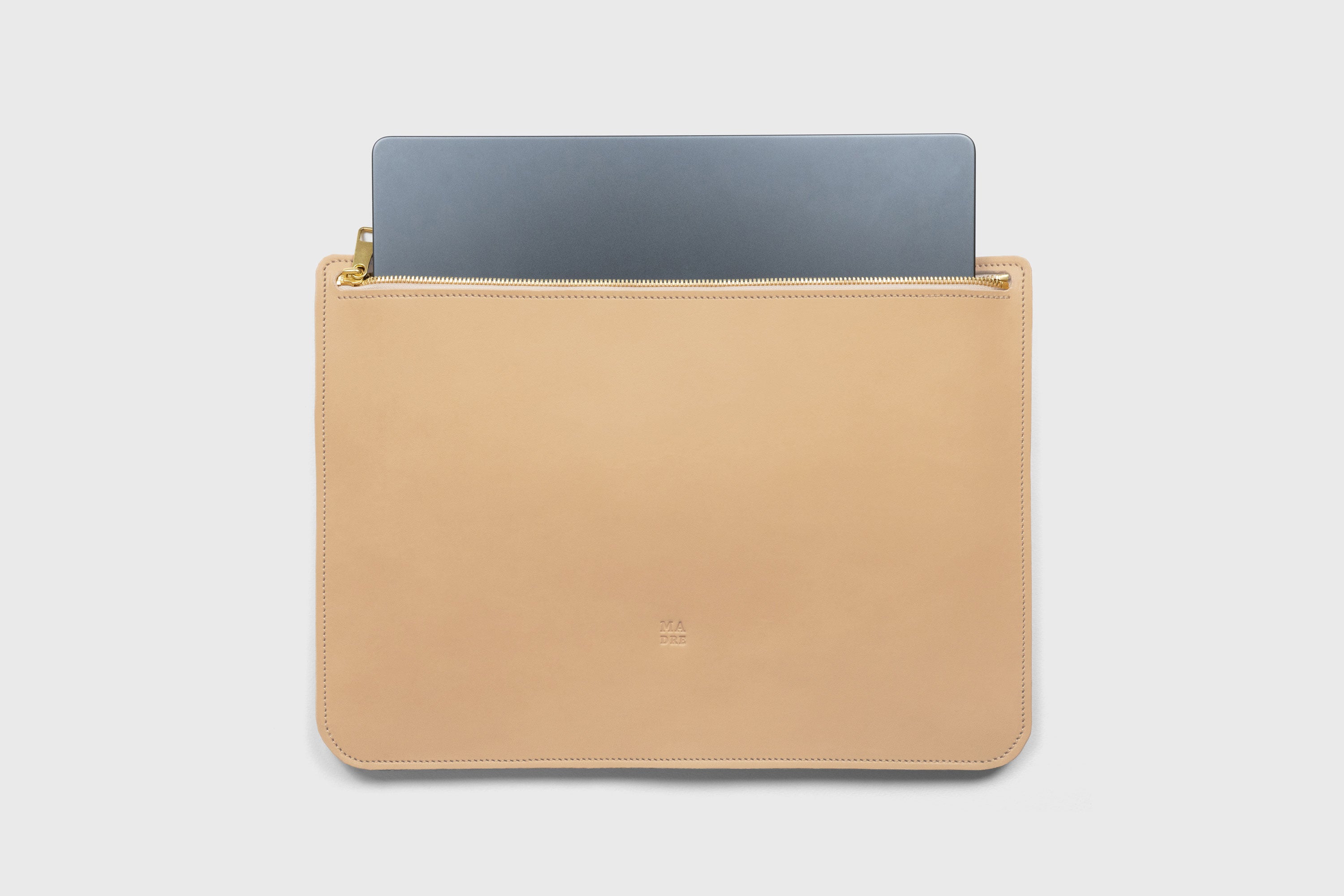 Leather Sleeve For MacBook Natural Color Zipper Closure Protection Business Modern Minimalist Design Handcrafted High Quality Full Grain Vegetable Tanned Leather Atelier Madre Manuel Dreesmann Barcelona Spain