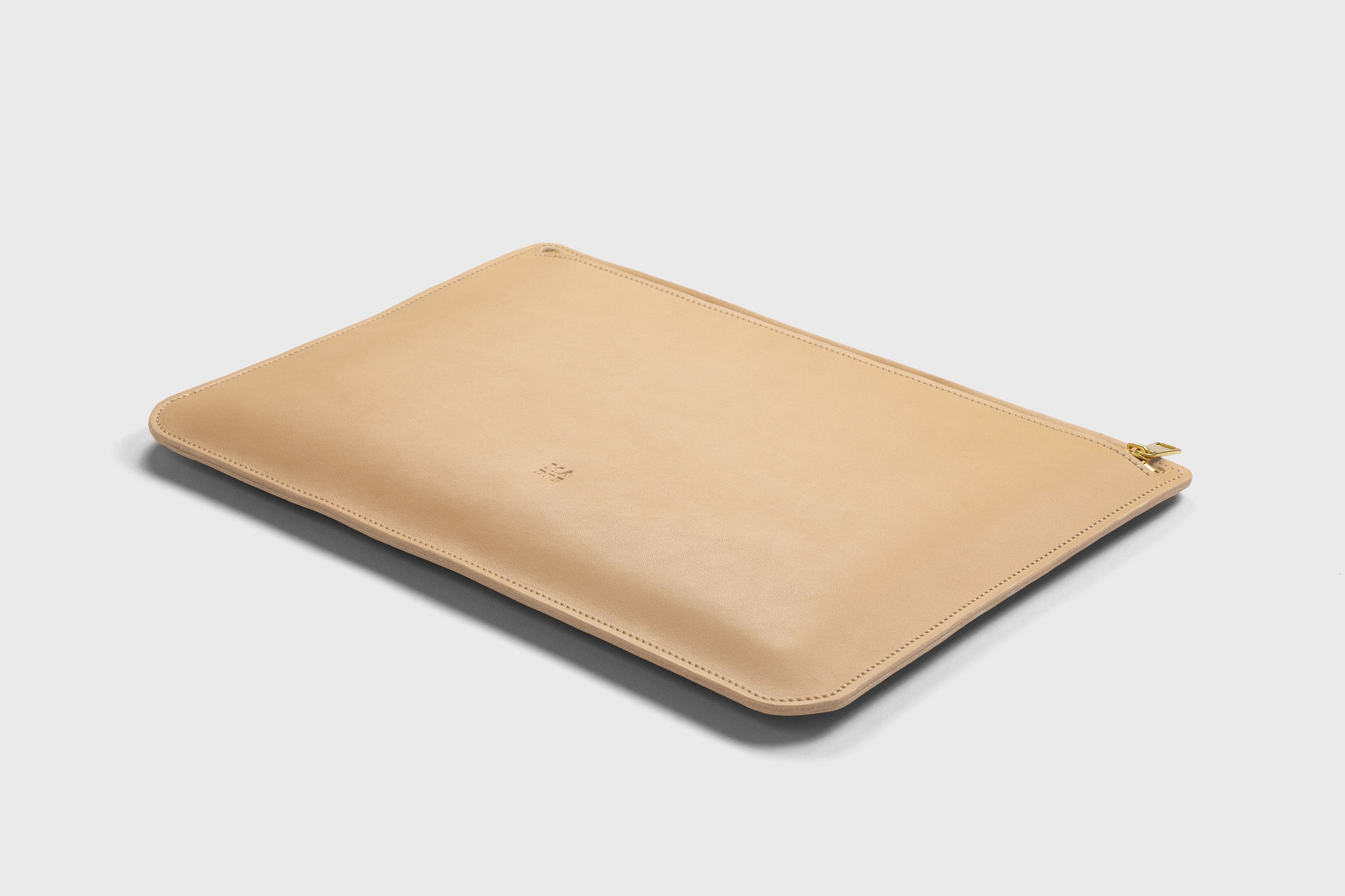 Leather Sleeve For MacBook Natural Color Zipper Closure Protection Business Modern Minimalist Design Handcrafted High Quality Full Grain Vegetable Tanned Leather Atelier Madre Manuel Dreesmann Barcelona Spain