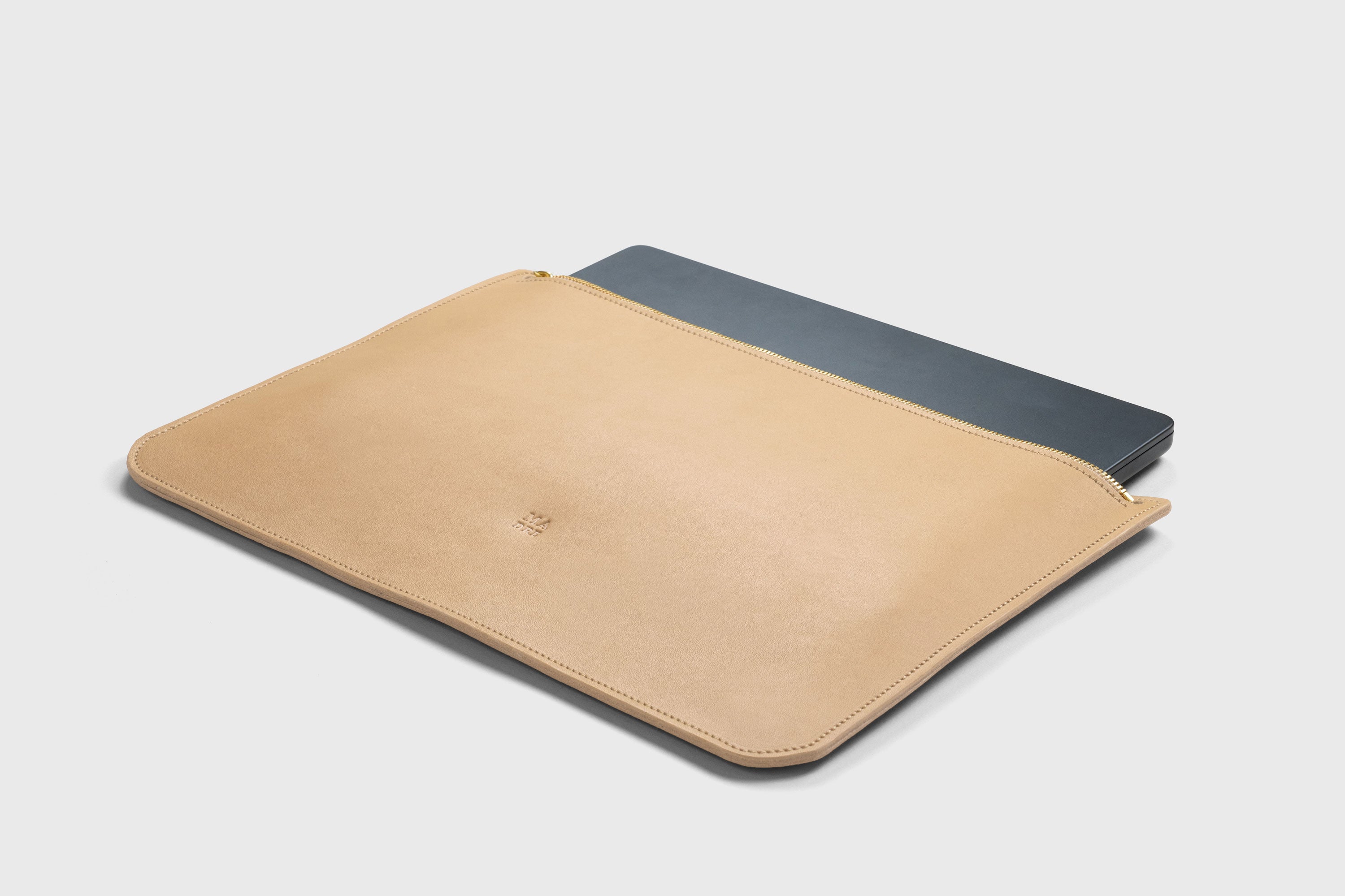 Leather Sleeve For MacBook Natural Color Zipper Closure Protection Business Modern Minimalist Design Handcrafted High Quality Full Grain Vegetable Tanned Leather Atelier Madre Manuel Dreesmann Barcelona Spain
