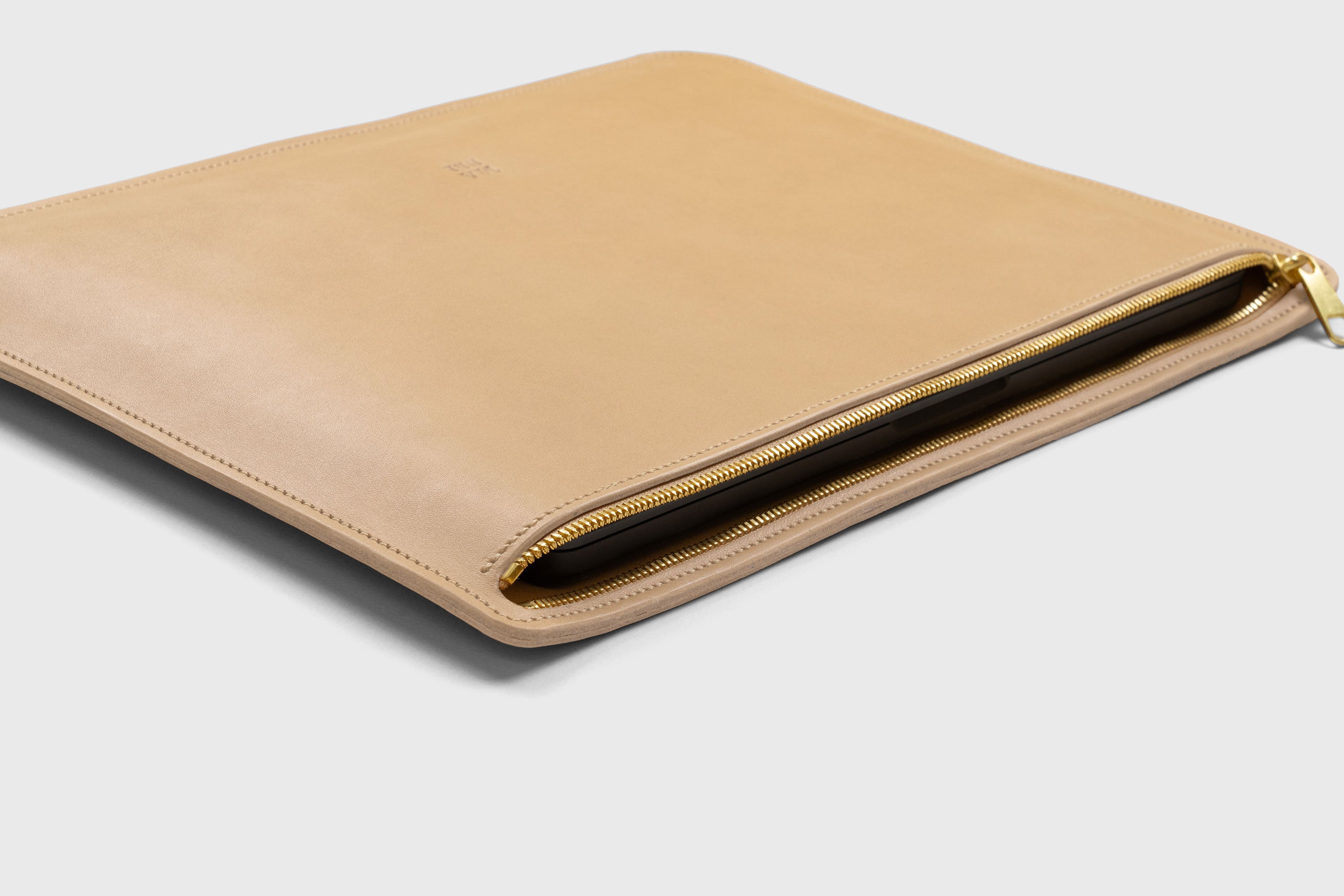 Leather Sleeve For MacBook Natural Color Zipper Closure Protection Business Modern Minimalist Design Handcrafted High Quality Full Grain Vegetable Tanned Leather Atelier Madre Manuel Dreesmann Barcelona Spain