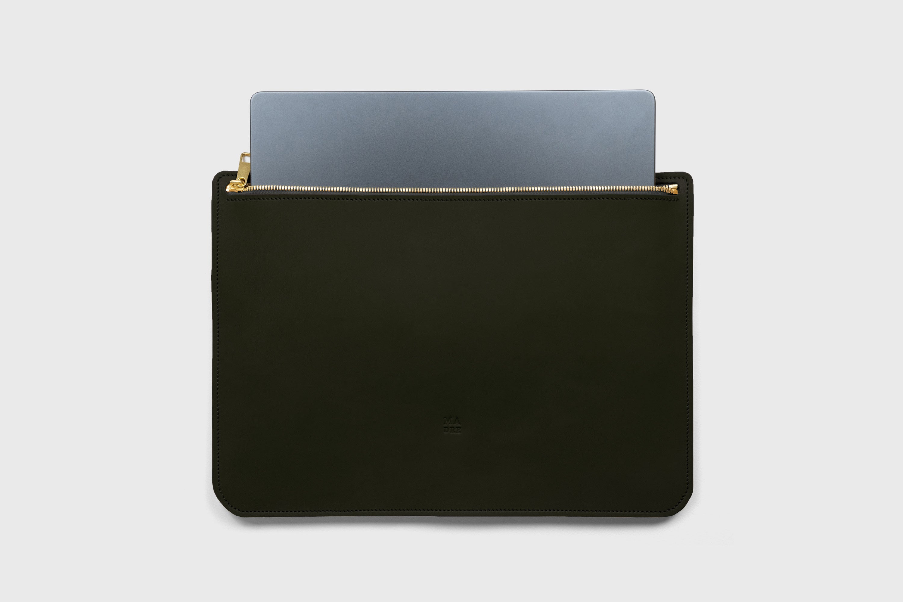 Leather Sleeve For MacBook Olive Green Color Zipper Closure Protection Business Modern Minimalist Design Handcrafted High Quality Full Grain Vegetable Tanned Leather Atelier Madre Manuel Dreesmann Barcelona Spain