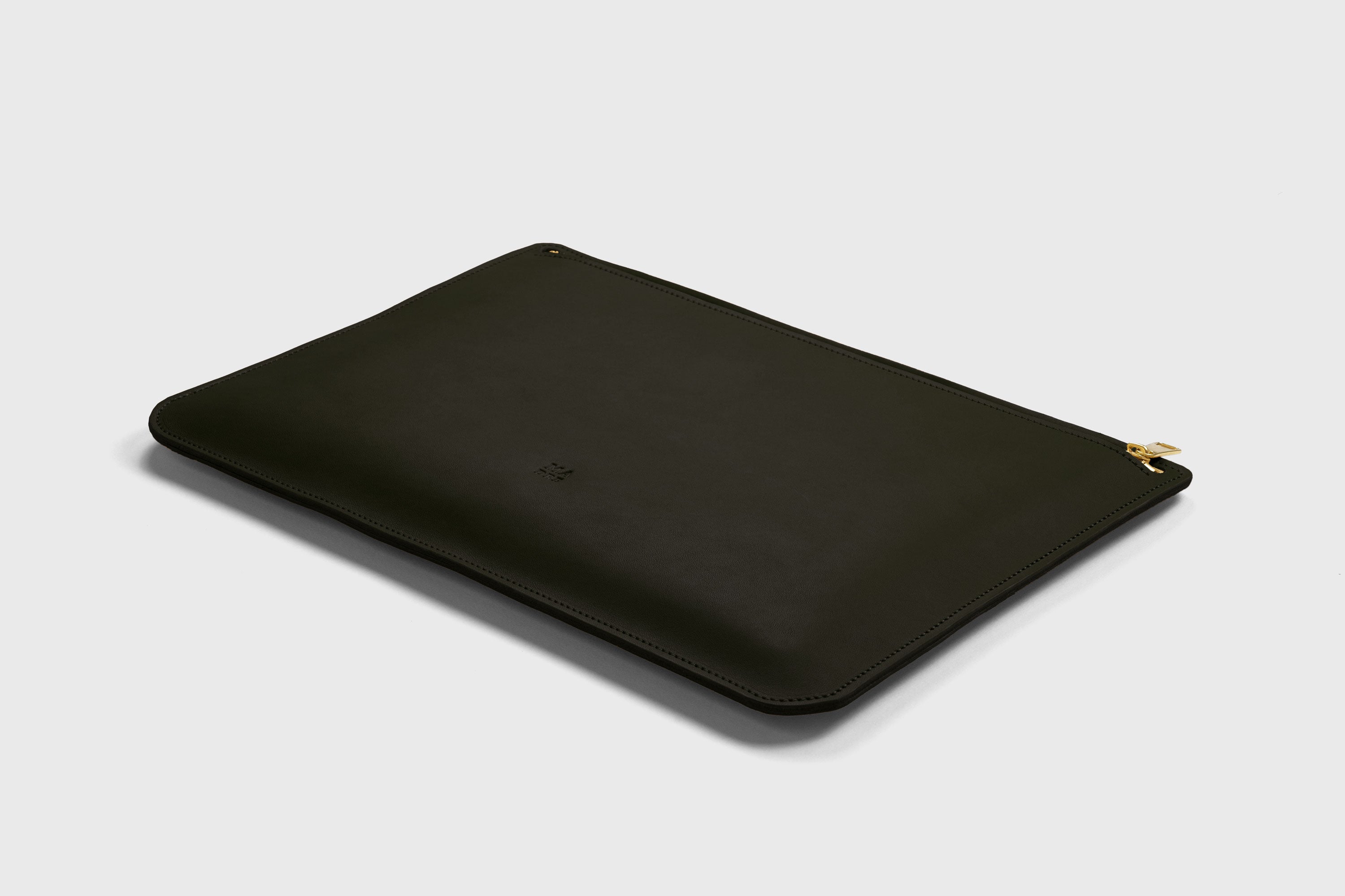 Leather Sleeve For MacBook Olive Green Color Zipper Closure Protection Business Modern Minimalist Design Handcrafted High Quality Full Grain Vegetable Tanned Leather Atelier Madre Manuel Dreesmann Barcelona Spain
