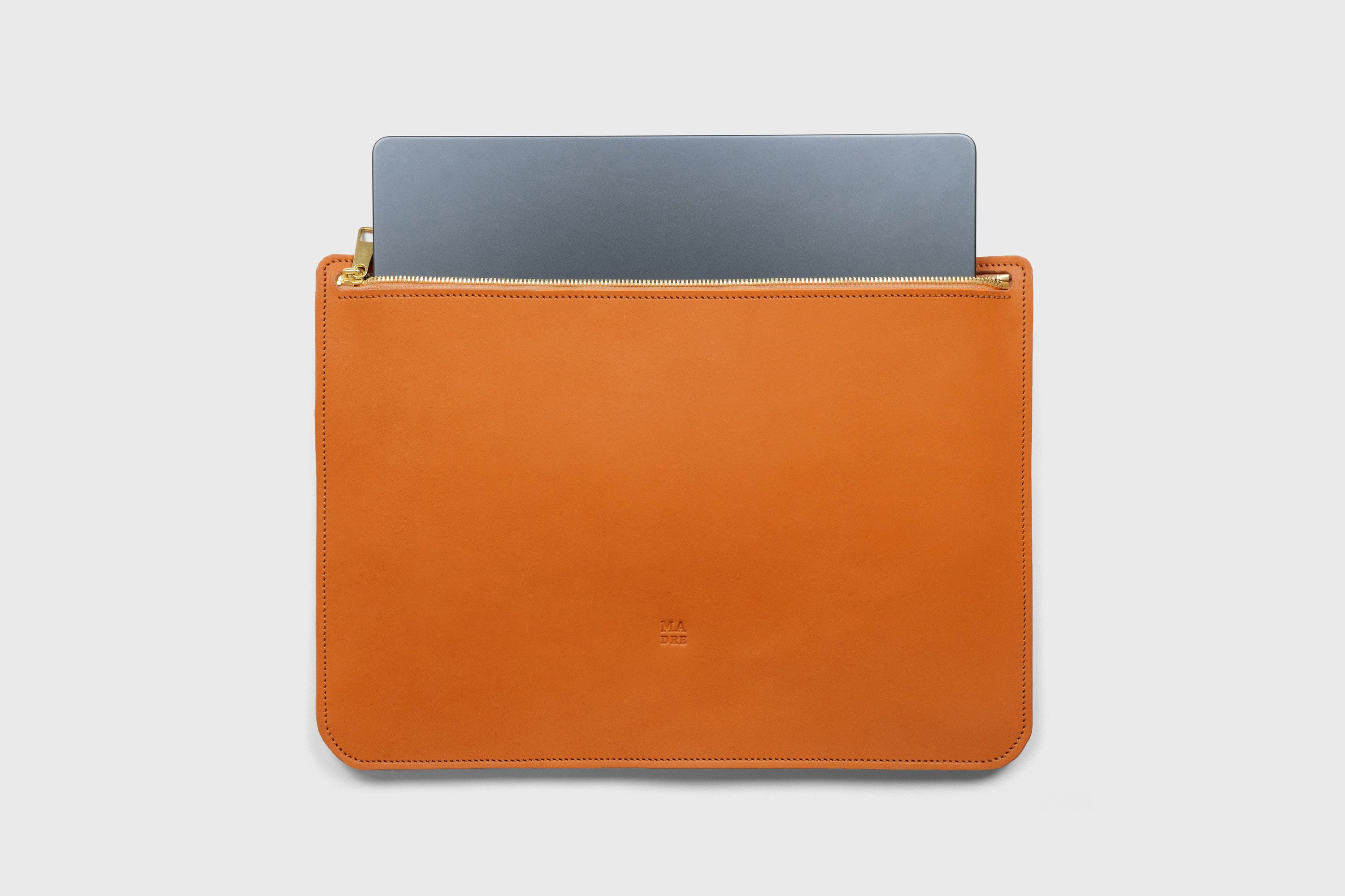 Leather Sleeve For MacBook Orange Color Zipper Closure Protection Business Modern Minimalist Design Handcrafted High Quality Full Grain Vegetable Tanned Leather Atelier Madre Manuel Dreesmann Barcelona Spain