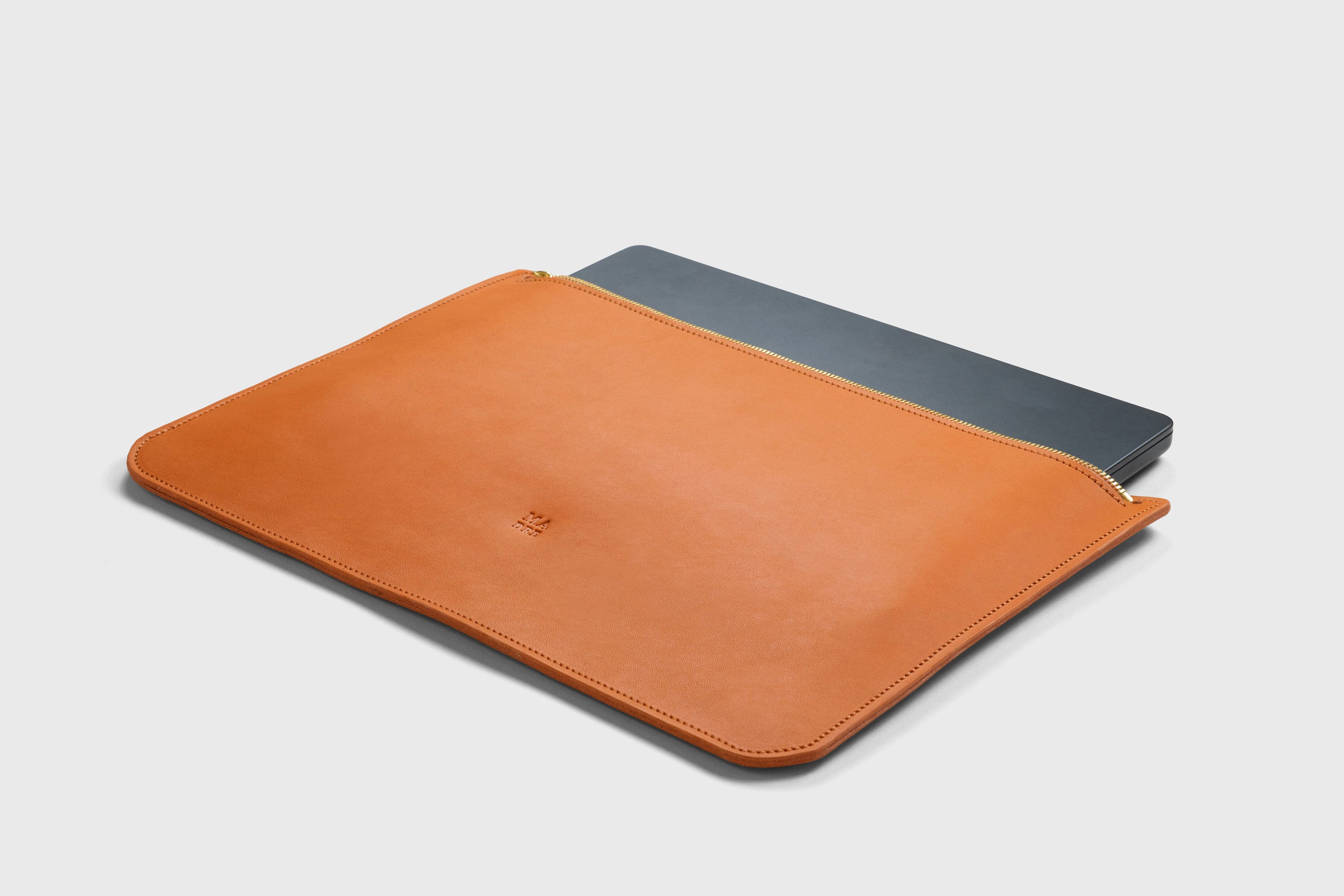 Leather Sleeve For MacBook Orange Color Zipper Closure Protection Business Modern Minimalist Design Handcrafted High Quality Full Grain Vegetable Tanned Leather Atelier Madre Manuel Dreesmann Barcelona Spain