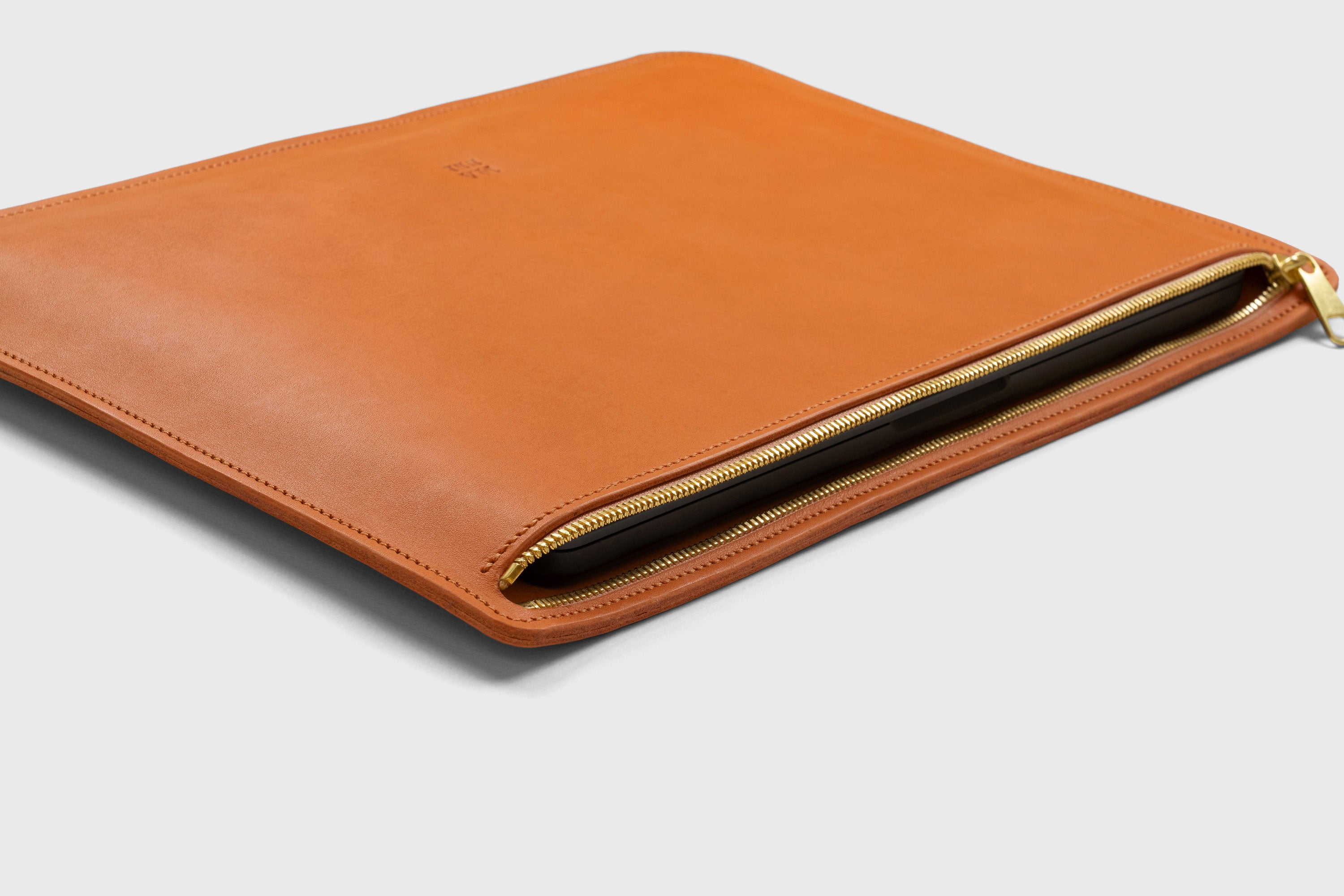 Leather Sleeve For MacBook Orange Color Zipper Closure Protection Business Modern Minimalist Design Handcrafted High Quality Full Grain Vegetable Tanned Leather Atelier Madre Manuel Dreesmann Barcelona Spain