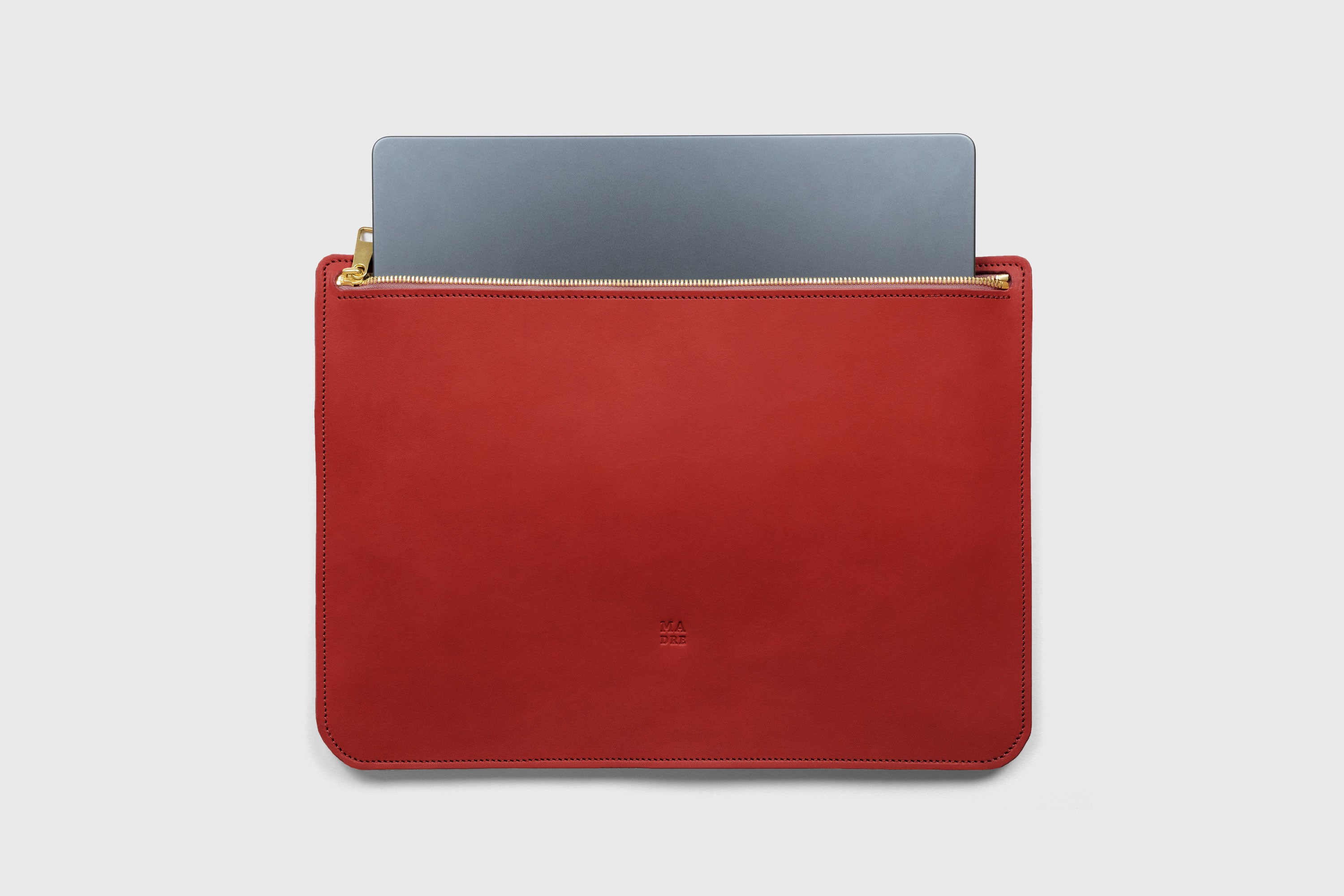 Leather Sleeve For MacBook Red Color Zipper Closure Protection Business Modern Minimalist Design Handcrafted High Quality Full Grain Vegetable Tanned Leather Atelier Madre Manuel Dreesmann Barcelona Spain