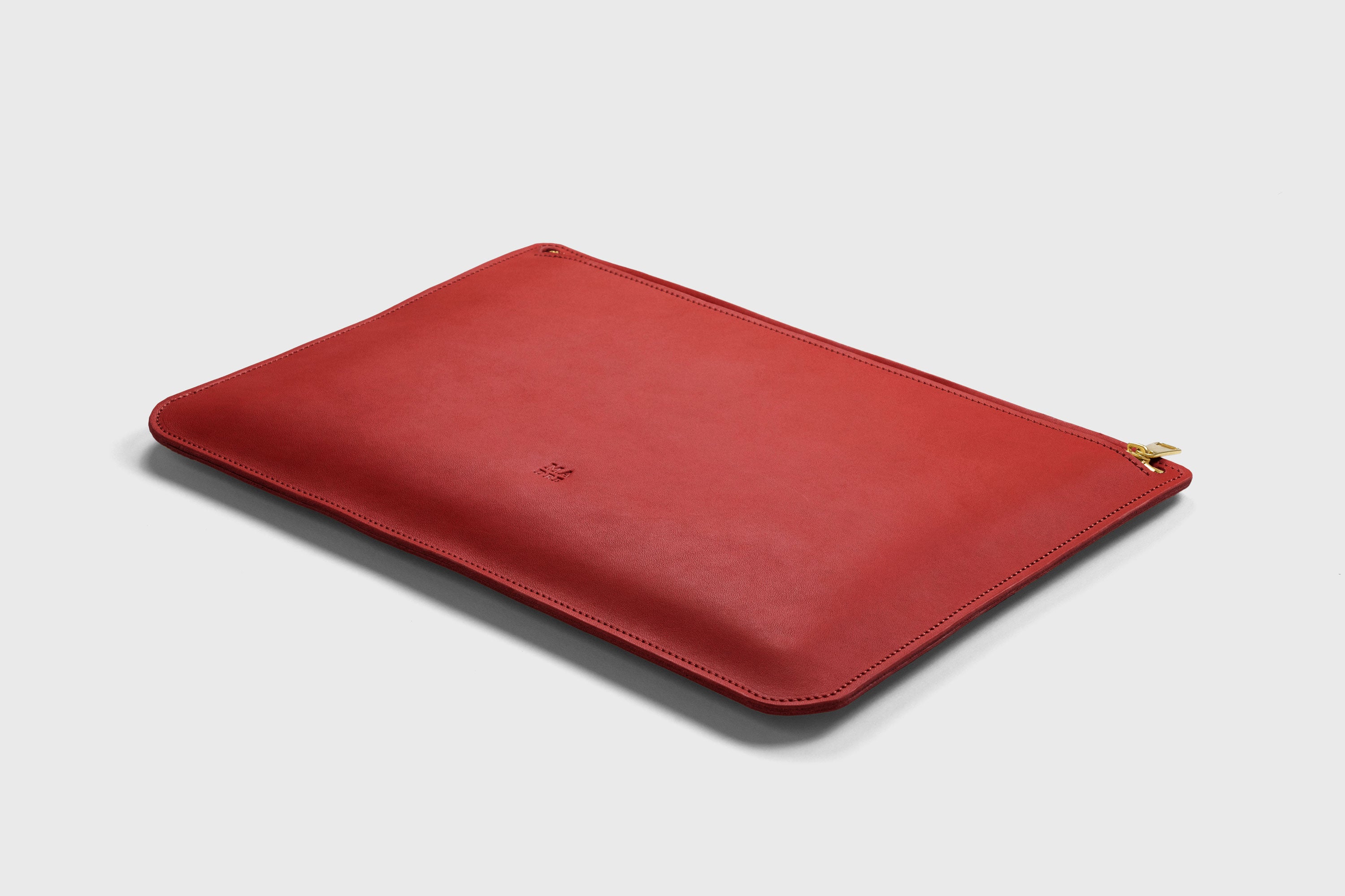 Leather Sleeve For MacBook Red Color Zipper Closure Protection Business Modern Minimalist Design Handcrafted High Quality Full Grain Vegetable Tanned Leather Atelier Madre Manuel Dreesmann Barcelona Spain