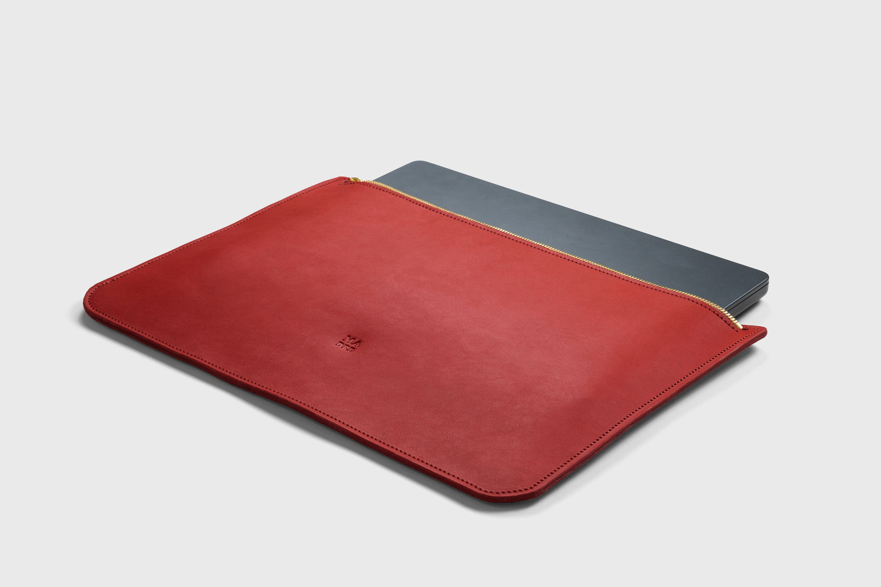 Leather Sleeve For MacBook Red Color Zipper Closure Protection Business Modern Minimalist Design Handcrafted High Quality Full Grain Vegetable Tanned Leather Atelier Madre Manuel Dreesmann Barcelona Spain