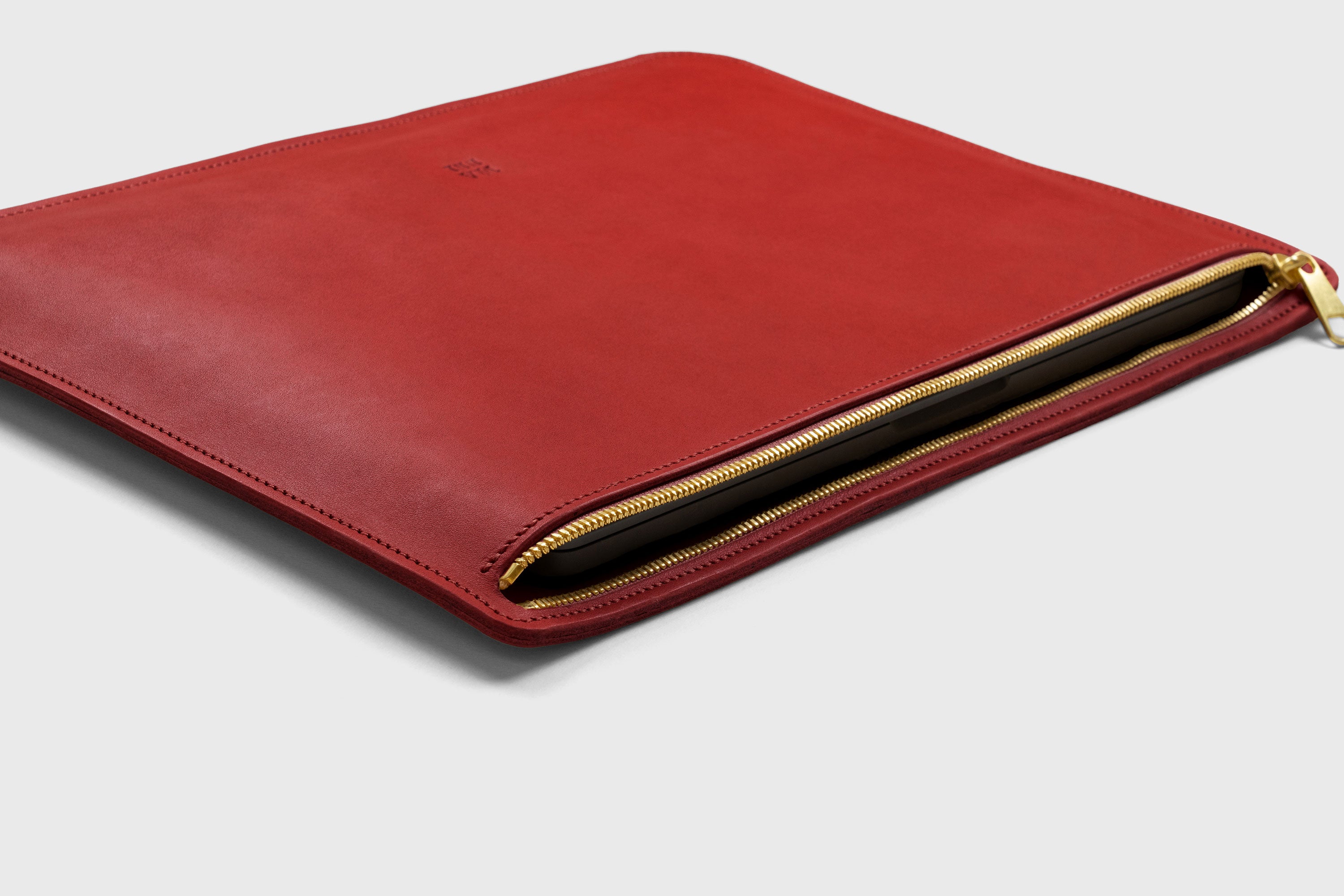 Leather Sleeve For MacBook Red Color Zipper Closure Protection Business Modern Minimalist Design Handcrafted High Quality Full Grain Vegetable Tanned Leather Atelier Madre Manuel Dreesmann Barcelona Spain