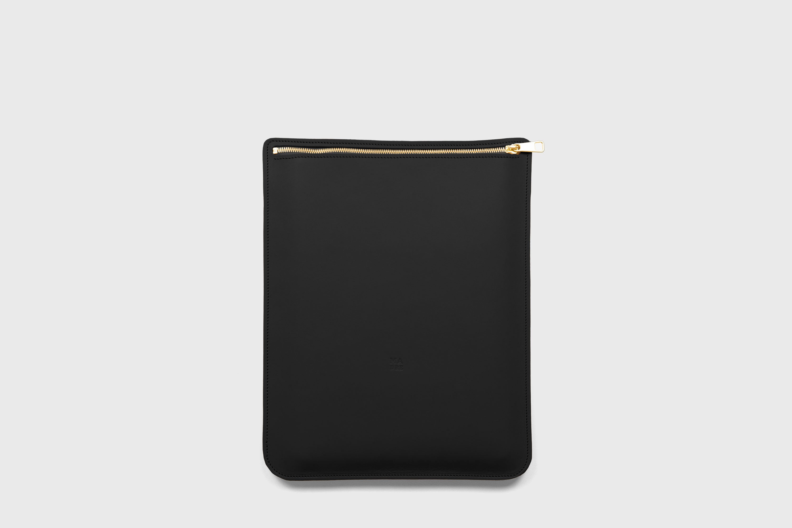 Leather Sleeve For MacBook Zipper Black Color Vertical Protection Case High Quality Premium Minimalist Modern Design Full Grain Vegetable Tanned Leather Atelier Madre Manuel Dreesmann Barcelona Spain