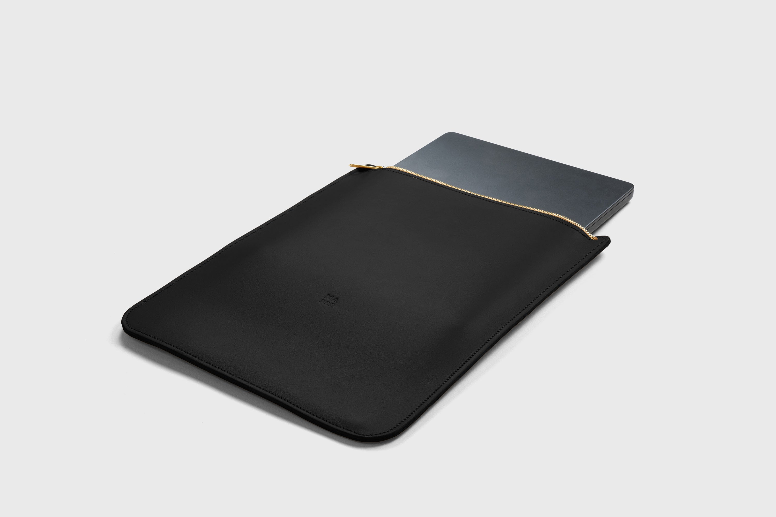 Leather Sleeve For MacBook Zipper Black Color Vertical Protection Case High Quality Premium Minimalist Modern Design Full Grain Vegetable Tanned Leather Atelier Madre Manuel Dreesmann Barcelona Spain