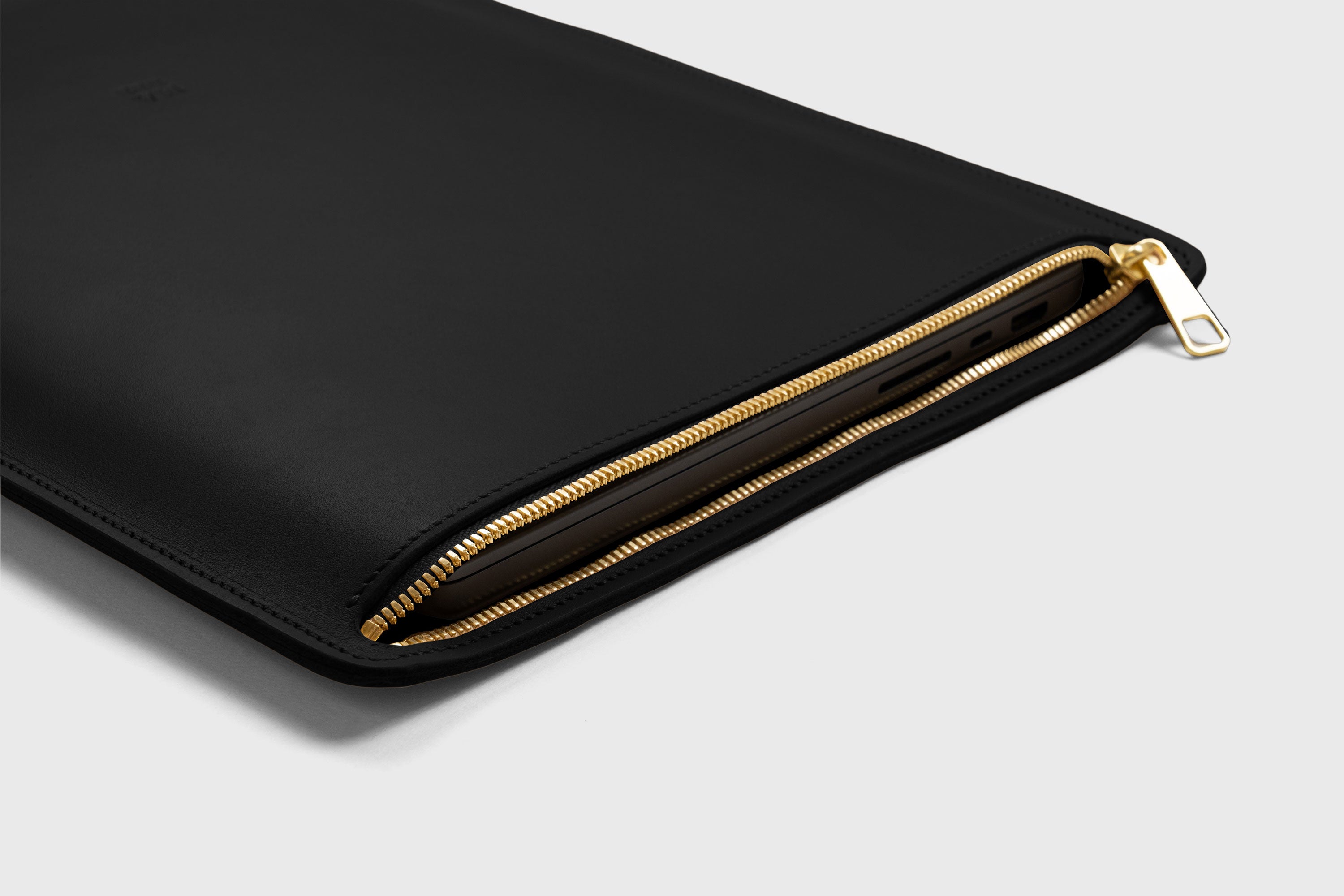 Leather Sleeve For MacBook Zipper Black Color Vertical Protection Case High Quality Premium Minimalist Modern Design Full Grain Vegetable Tanned Leather Atelier Madre Manuel Dreesmann Barcelona Spain