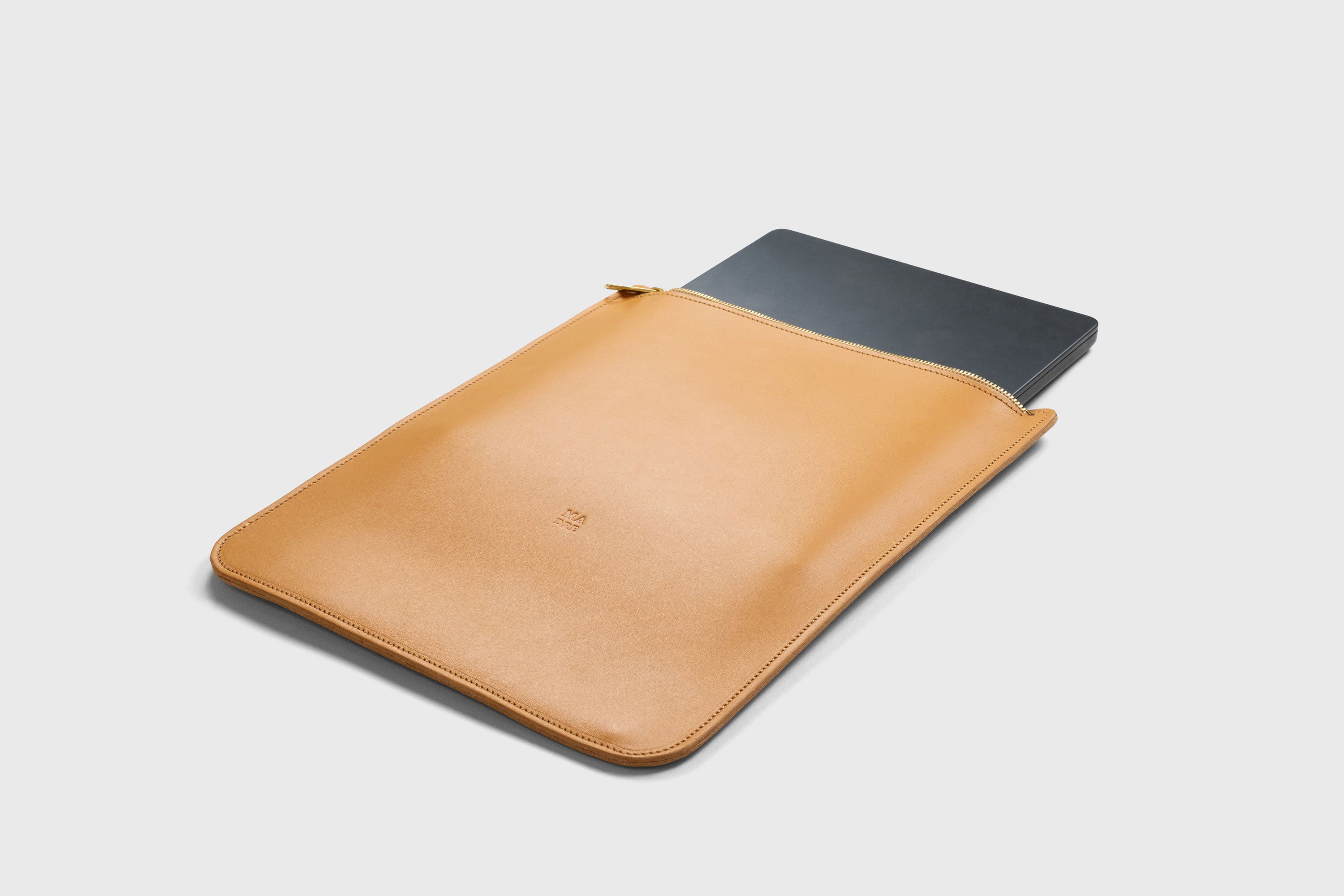 Leather Sleeve For MacBook Zipper Brown Color Vertical Protection Case High Quality Premium Minimalist Modern Design Full Grain Vegetable Tanned Leather Atelier Madre Manuel Dreesmann Barcelona Spain