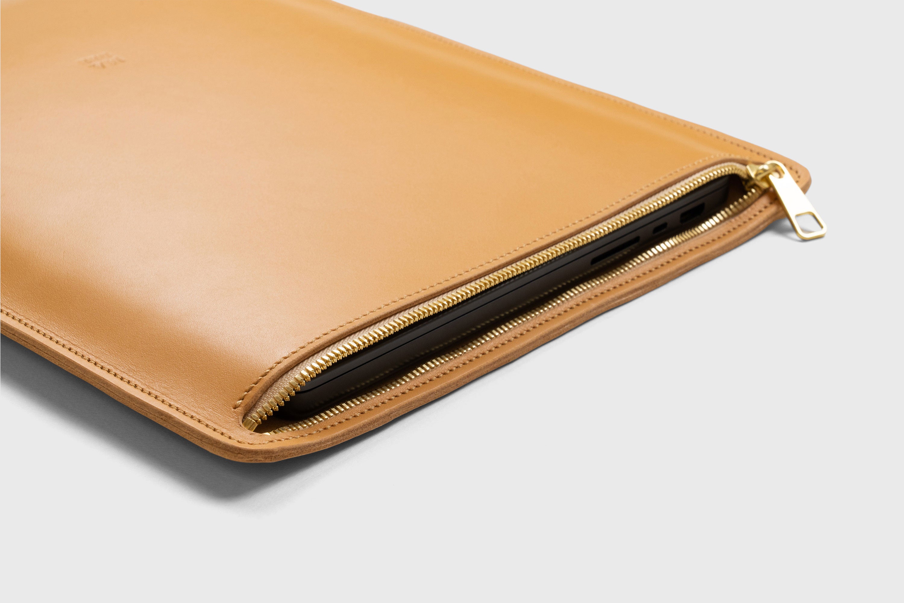 Leather Sleeve For MacBook Zipper Brown Color Vertical Protection Case High Quality Premium Minimalist Modern Design Full Grain Vegetable Tanned Leather Atelier Madre Manuel Dreesmann Barcelona Spain