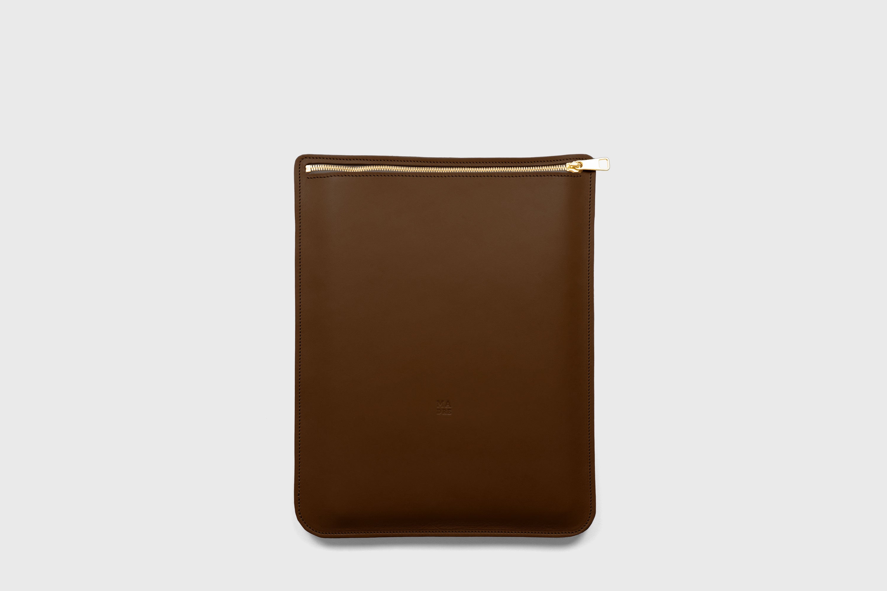 Leather Sleeve For MacBook Zipper Dark Brown Color Vertical Protection Case High Quality Premium Minimalist Modern Design Full Grain Vegetable Tanned Leather Atelier Madre Manuel Dreesmann Barcelona Spain