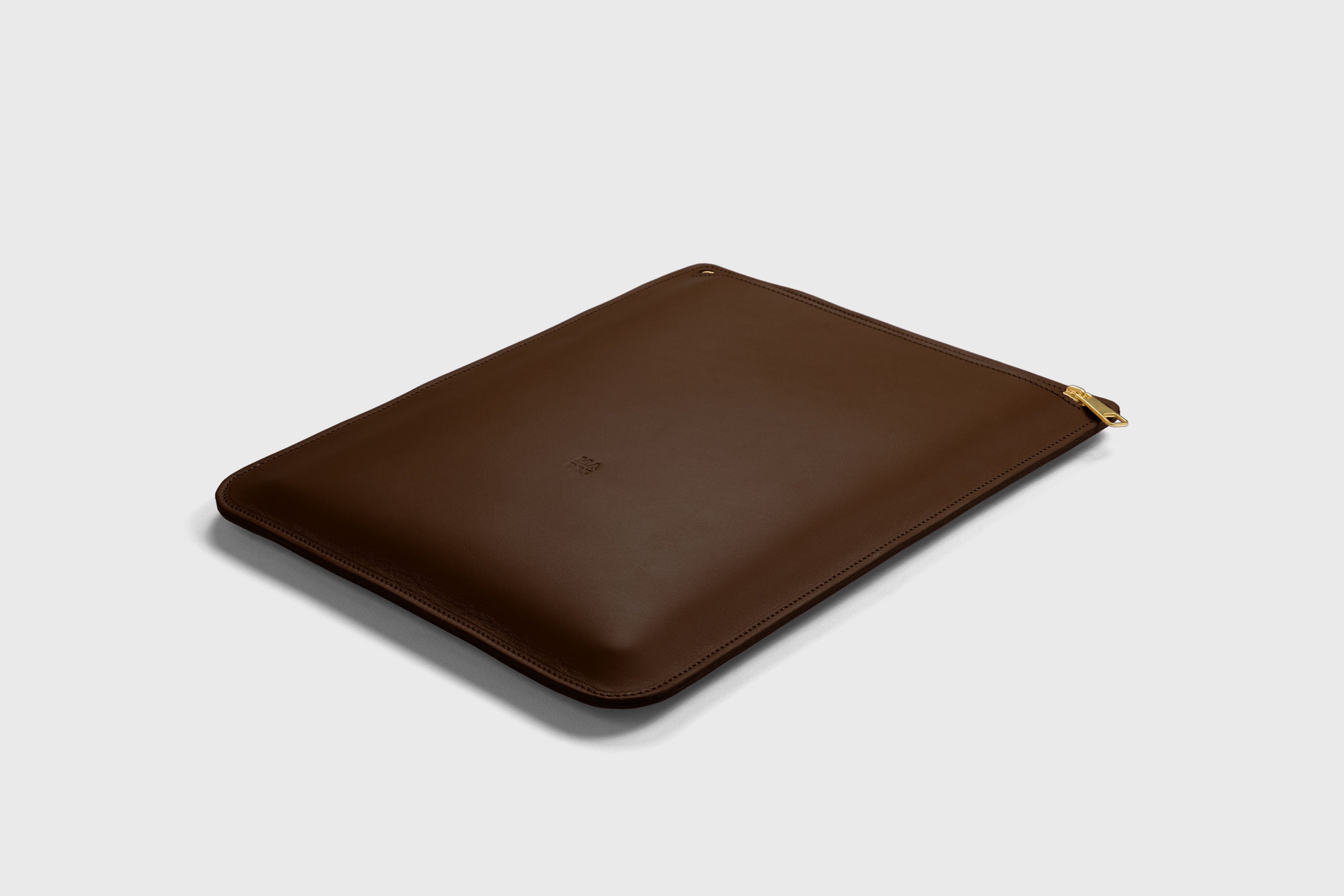 Leather Sleeve For MacBook Zipper Dark Brown Color Vertical Protection Case High Quality Premium Minimalist Modern Design Full Grain Vegetable Tanned Leather Atelier Madre Manuel Dreesmann Barcelona Spain