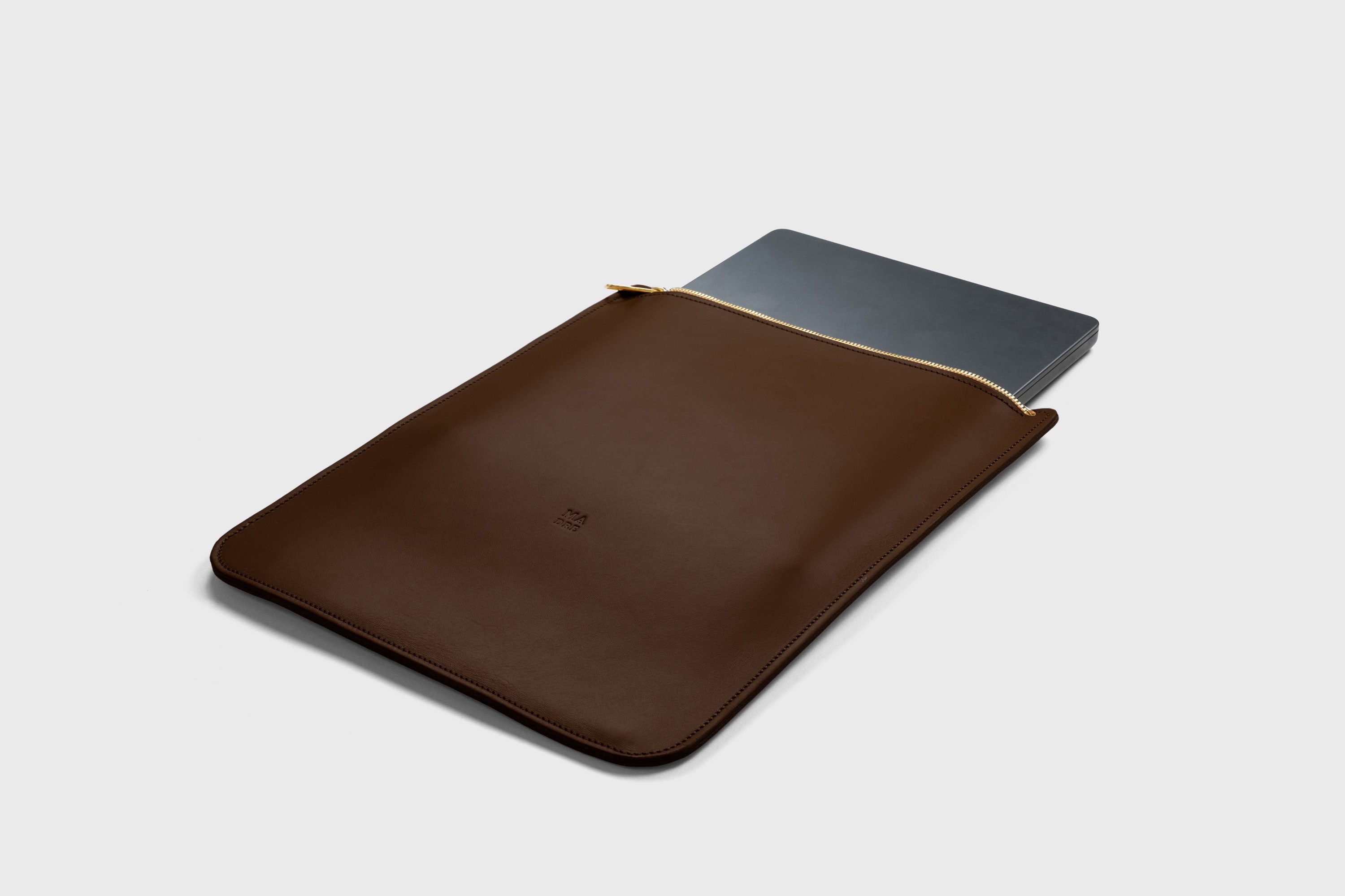 Leather Sleeve For MacBook Zipper Dark Brown Color Vertical Protection Case High Quality Premium Minimalist Modern Design Full Grain Vegetable Tanned Leather Atelier Madre Manuel Dreesmann Barcelona Spain