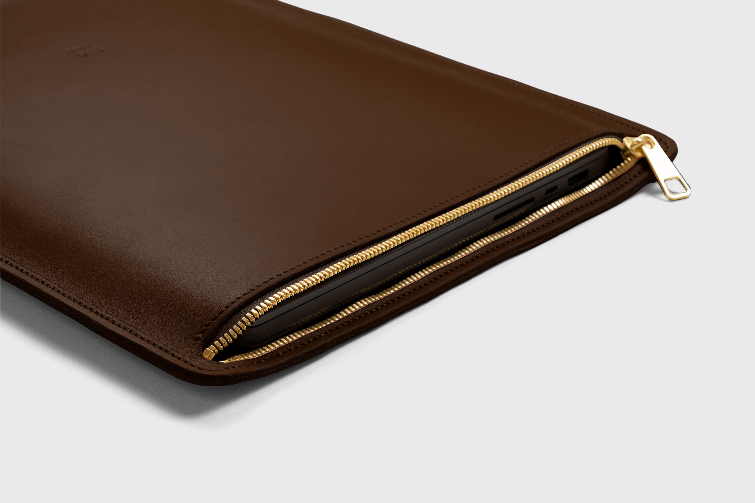 Leather Sleeve For MacBook Zipper Dark Brown Color Vertical Protection Case High Quality Premium Minimalist Modern Design Full Grain Vegetable Tanned Leather Atelier Madre Manuel Dreesmann Barcelona Spain