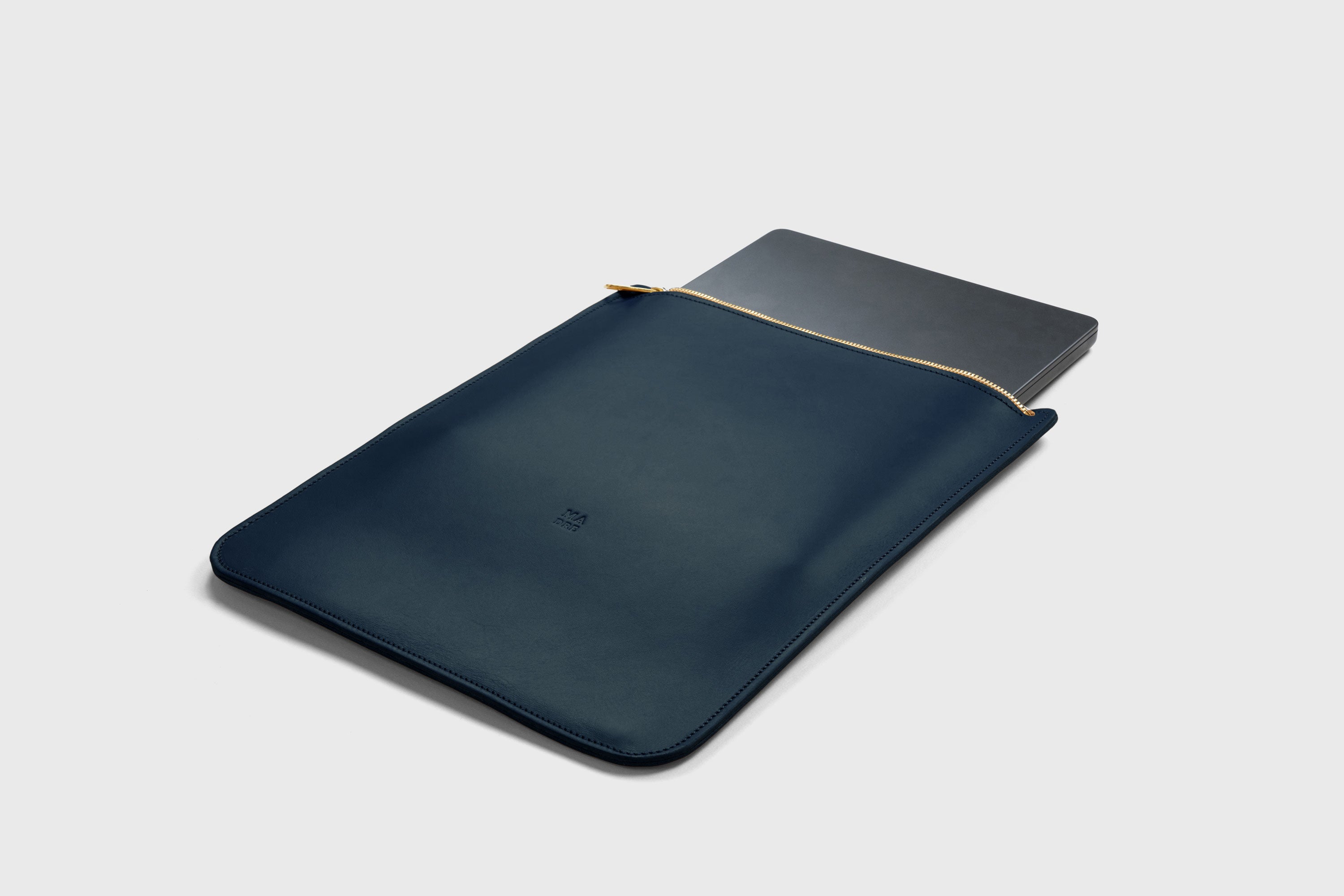 Leather Sleeve For MacBook Zipper Marine Blue Color Vertical Protection Case High Quality Premium Minimalist Modern Design Full Grain Vegetable Tanned Leather Atelier Madre Manuel Dreesmann Barcelona Spain