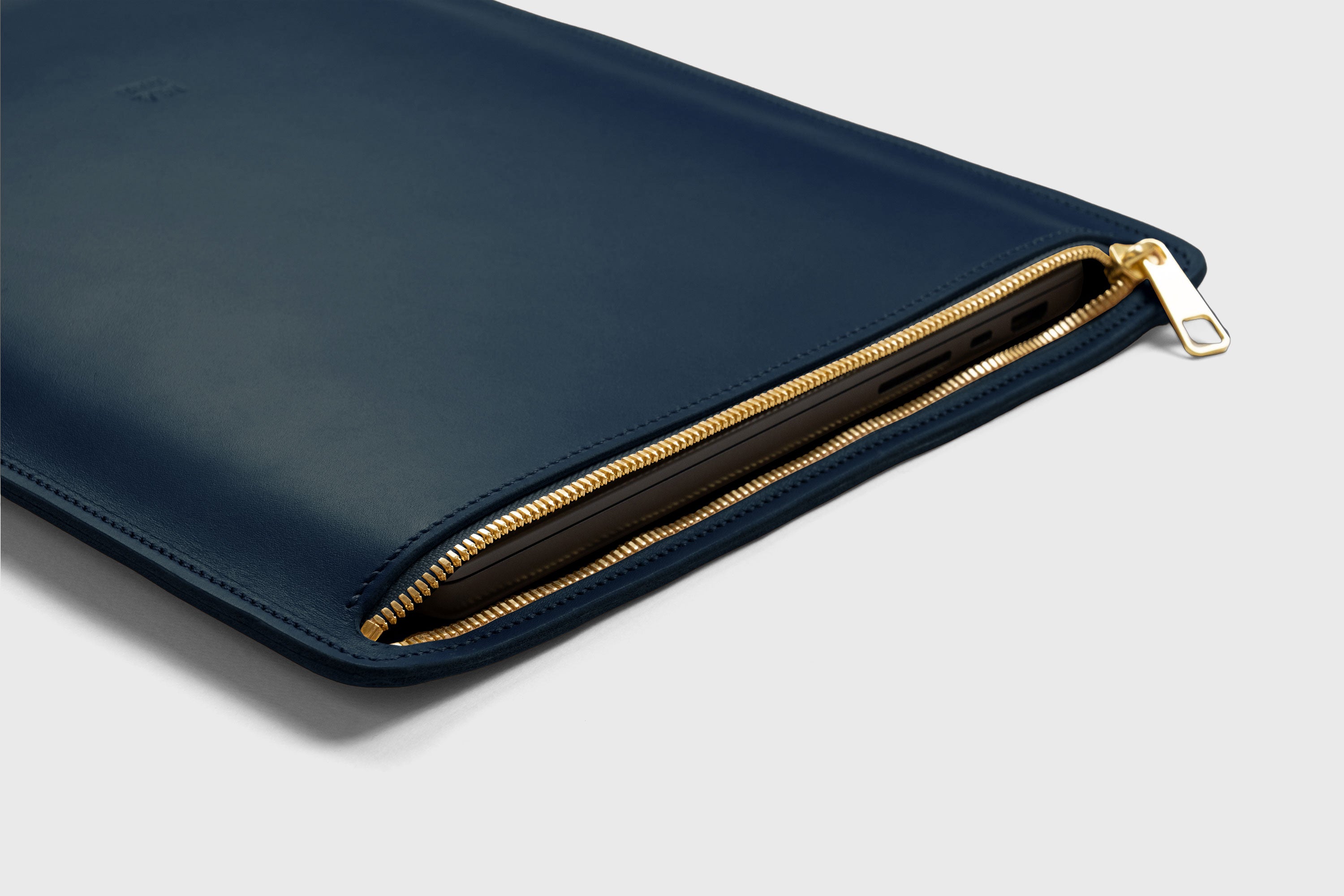 Leather Sleeve For MacBook Zipper Marine Blue Color Vertical Protection Case High Quality Premium Minimalist Modern Design Full Grain Vegetable Tanned Leather Atelier Madre Manuel Dreesmann Barcelona Spain