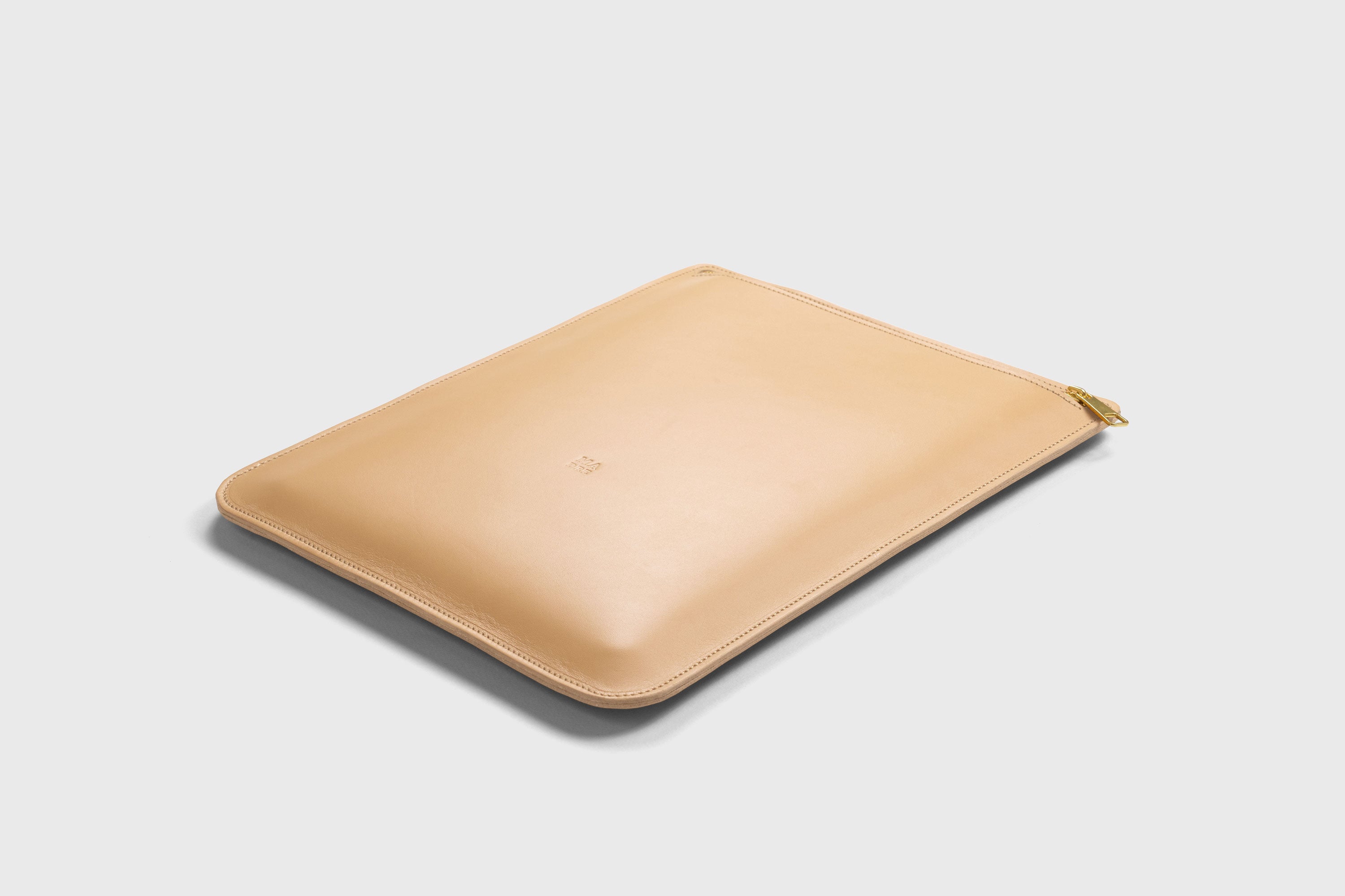 Leather Sleeve For MacBook Zipper Natural Color Vertical Protection Case High Quality Premium Minimalist Modern Design Full Grain Vegetable Tanned Leather Atelier Madre Manuel Dreesmann Barcelona Spain