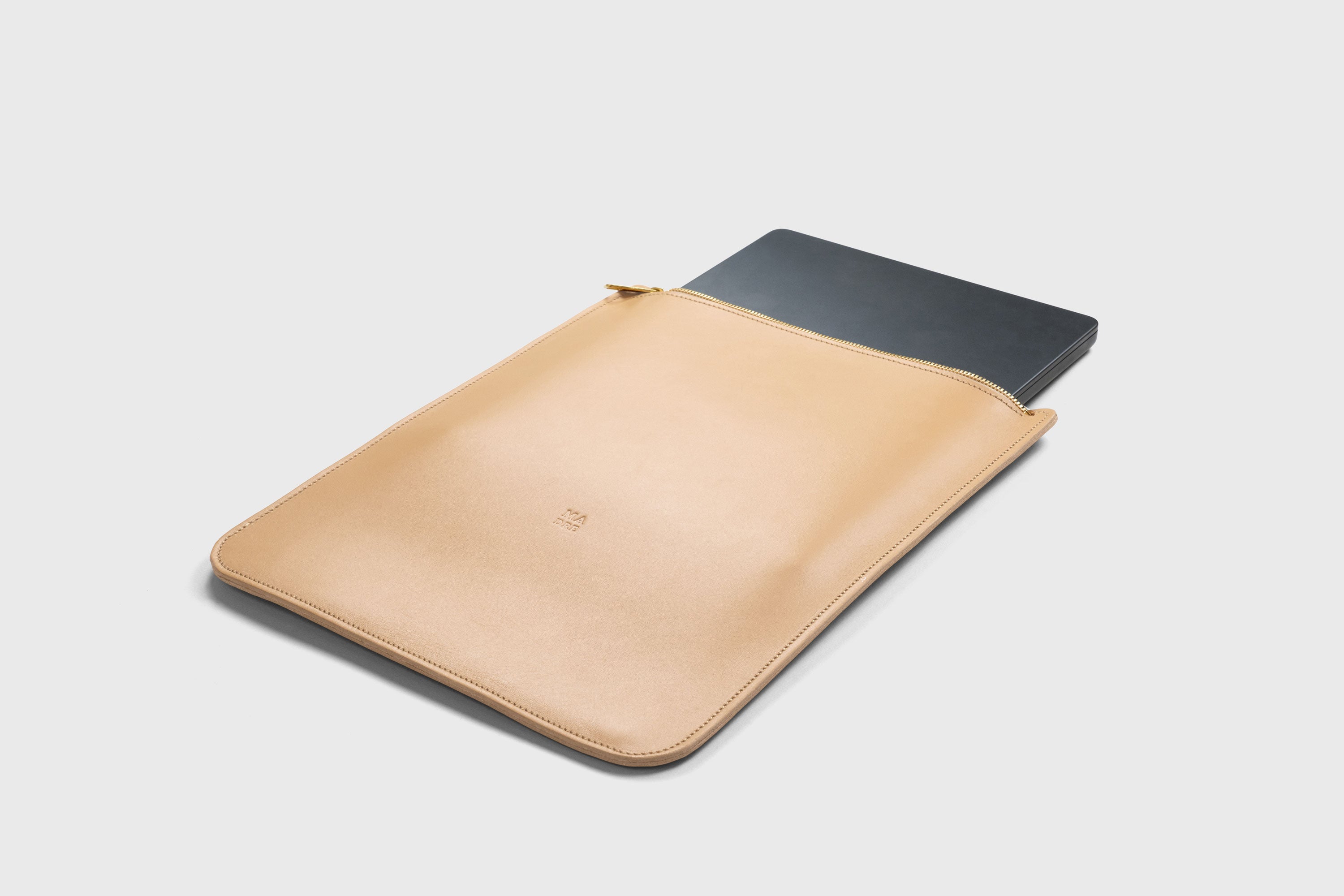 Leather Sleeve For MacBook Zipper Natural Color Vertical Protection Case High Quality Premium Minimalist Modern Design Full Grain Vegetable Tanned Leather Atelier Madre Manuel Dreesmann Barcelona Spain