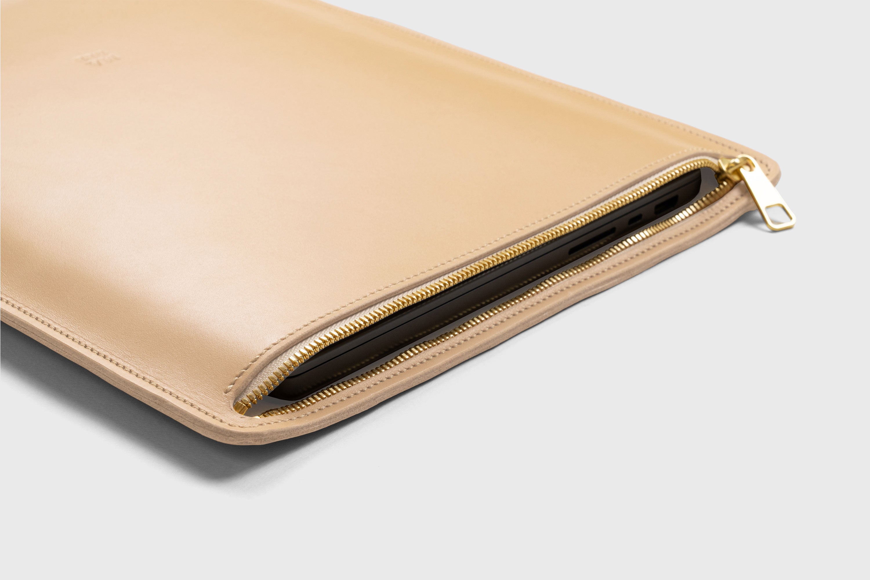 Leather Sleeve For MacBook Zipper Natural Color Vertical Protection Case High Quality Premium Minimalist Modern Design Full Grain Vegetable Tanned Leather Atelier Madre Manuel Dreesmann Barcelona Spain