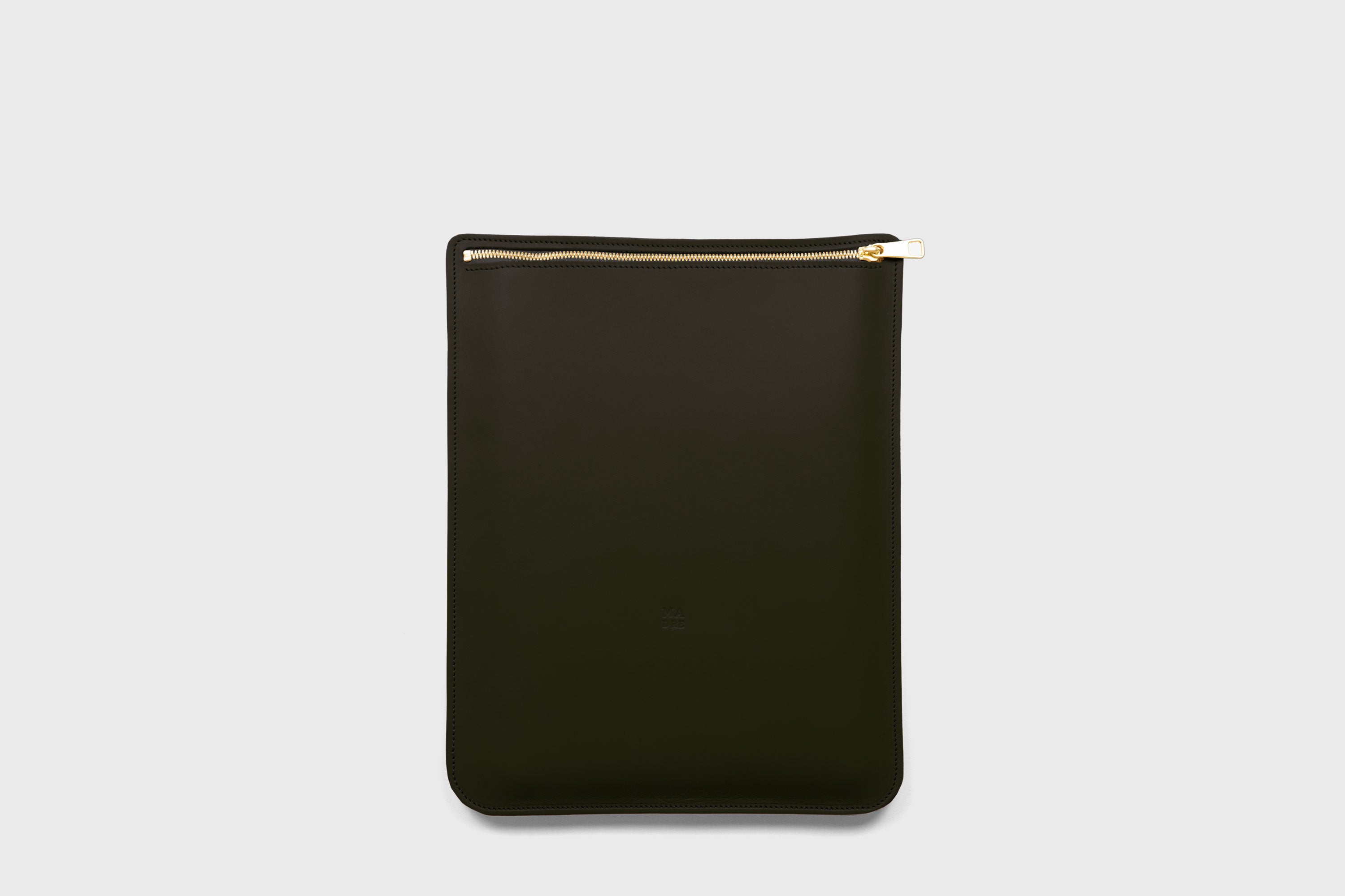 Leather Sleeve For MacBook Zipper Olive Green Color Vertical Protection Case High Quality Premium Minimalist Modern Design Full Grain Vegetable Tanned Leather Atelier Madre Manuel Dreesmann Barcelona Spain