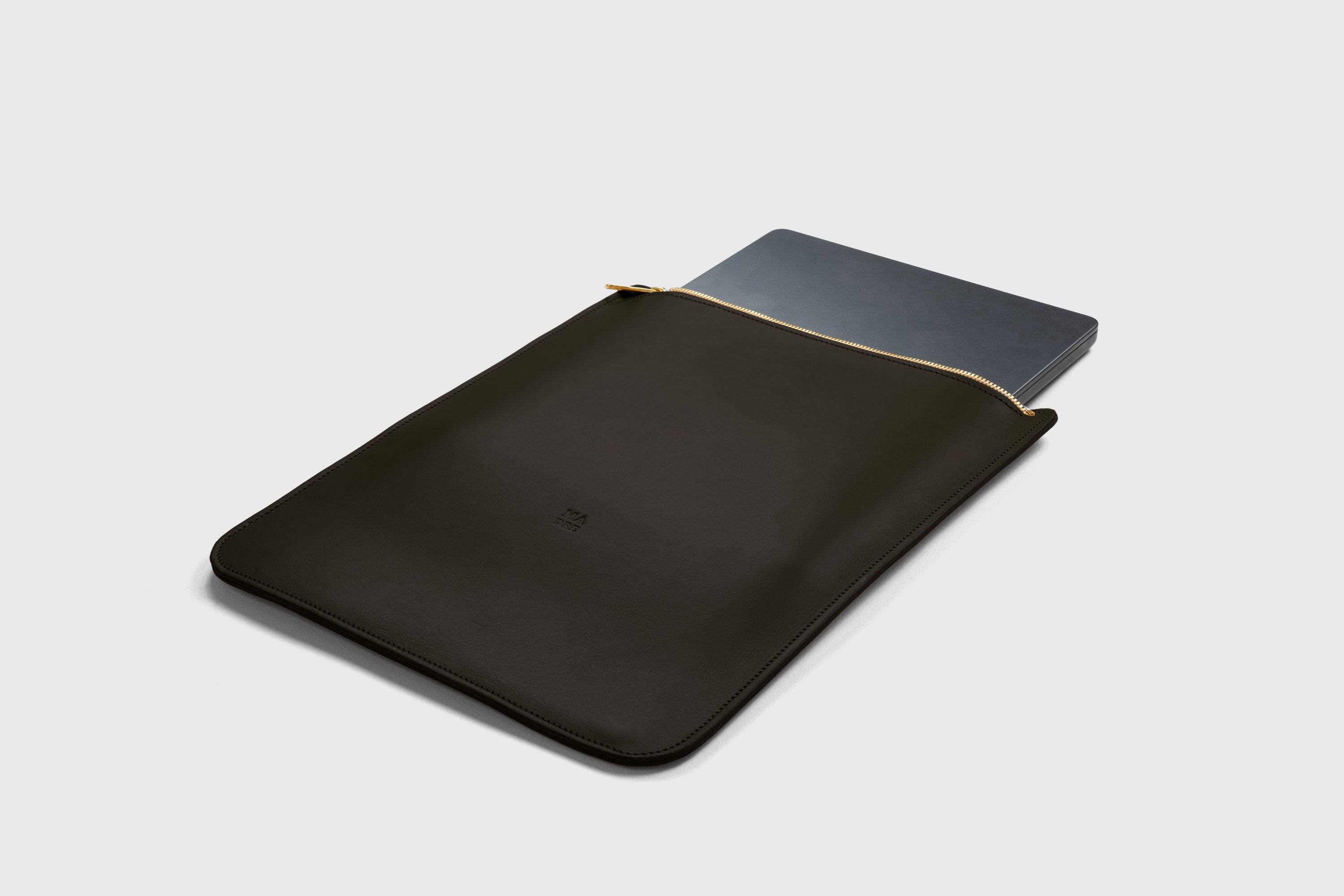 Leather Sleeve For MacBook Zipper Olive Green Color Vertical Protection Case High Quality Premium Minimalist Modern Design Full Grain Vegetable Tanned Leather Atelier Madre Manuel Dreesmann Barcelona Spain