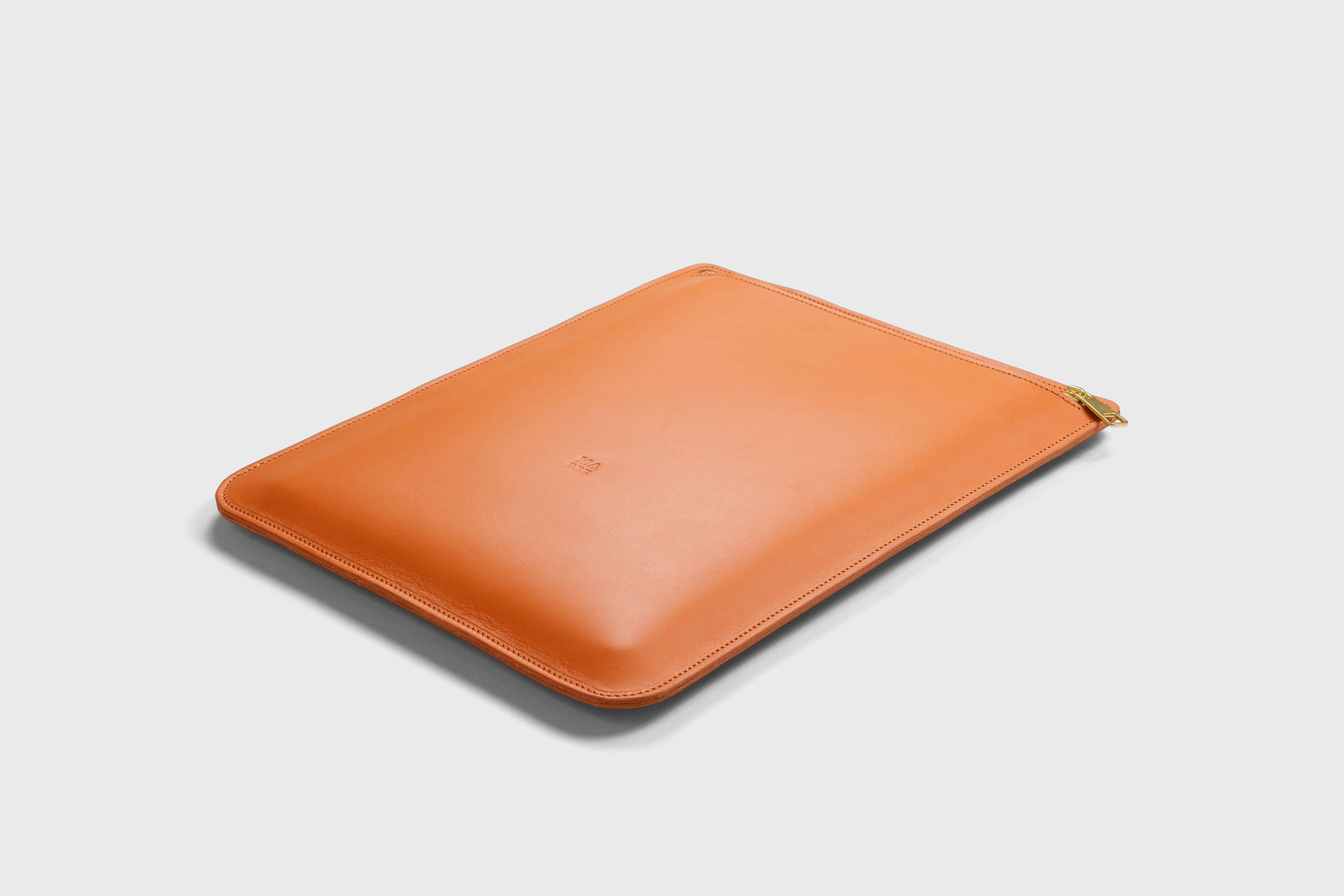 Leather Sleeve For MacBook Zipper Orange Color Vertical Protection Case High Quality Premium Minimalist Modern Design Full Grain Vegetable Tanned Leather Atelier Madre Manuel Dreesmann Barcelona Spain