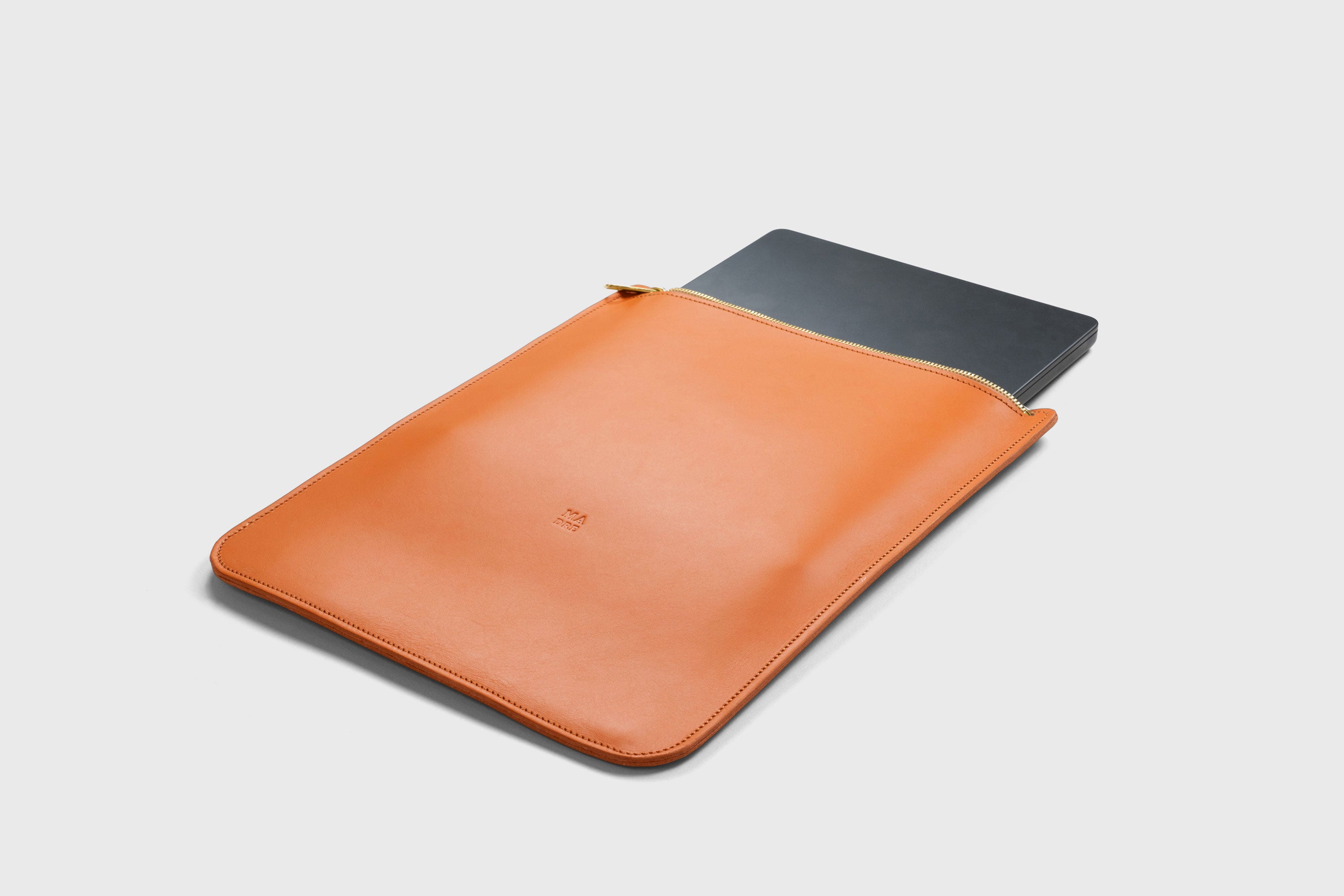 Leather Sleeve For MacBook Zipper Orange Color Vertical Protection Case High Quality Premium Minimalist Modern Design Full Grain Vegetable Tanned Leather Atelier Madre Manuel Dreesmann Barcelona Spain