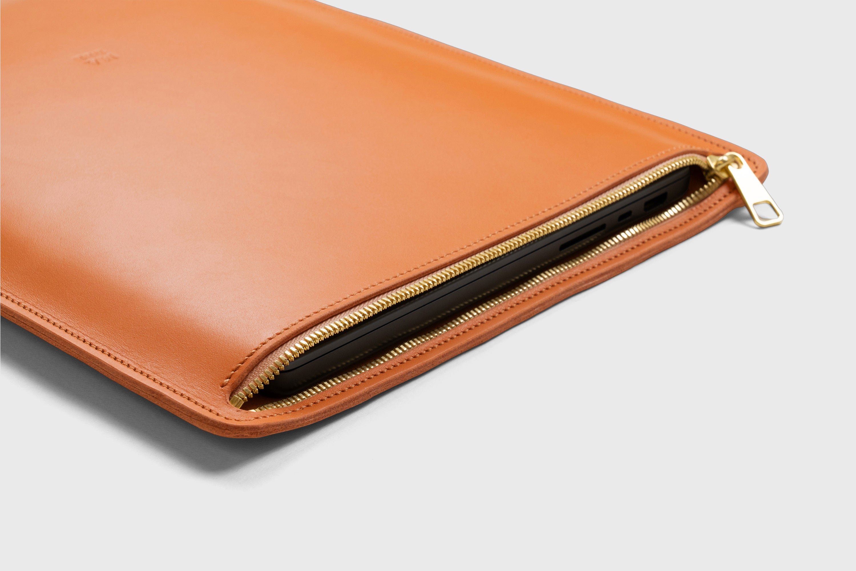 Leather Sleeve For MacBook Zipper Orange Color Vertical Protection Case High Quality Premium Minimalist Modern Design Full Grain Vegetable Tanned Leather Atelier Madre Manuel Dreesmann Barcelona Spain