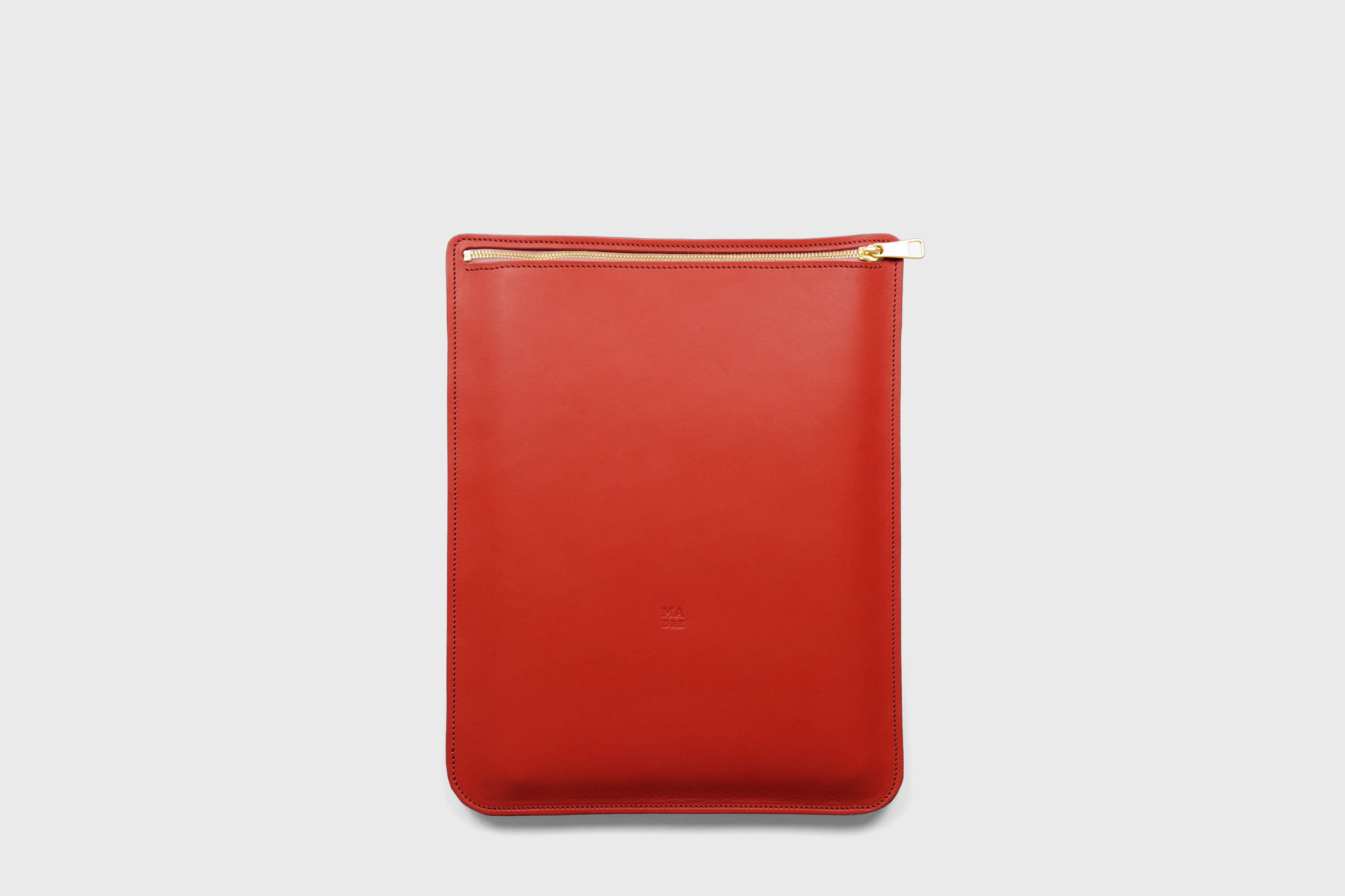 Leather Sleeve For MacBook Zipper Red Color Vertical Protection Case High Quality Premium Minimalist Modern Design Full Grain Vegetable Tanned Leather Atelier Madre Manuel Dreesmann Barcelona Spain
