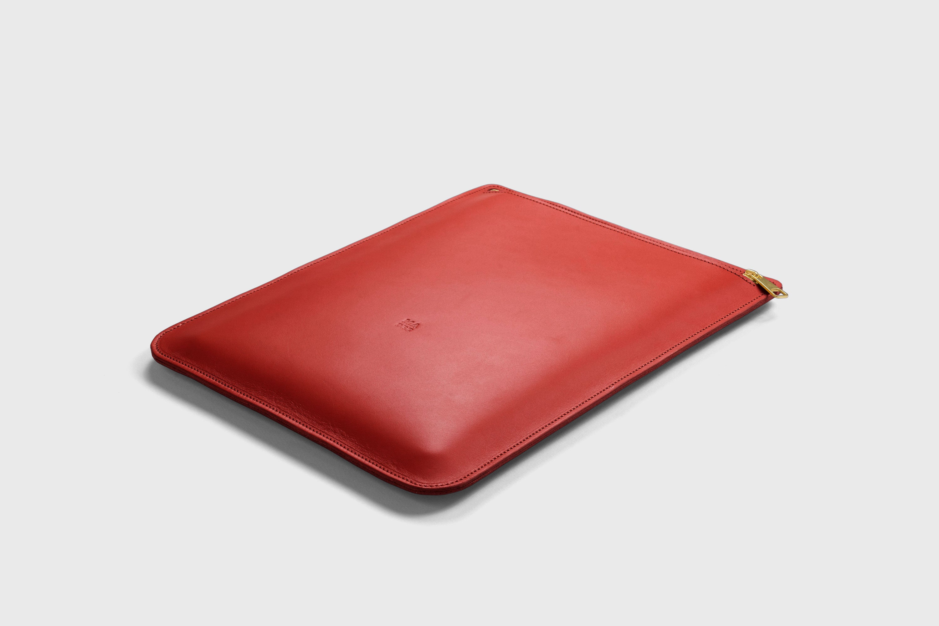 Leather Sleeve For MacBook Zipper Red Color Vertical Protection Case High Quality Premium Minimalist Modern Design Full Grain Vegetable Tanned Leather Atelier Madre Manuel Dreesmann Barcelona Spain