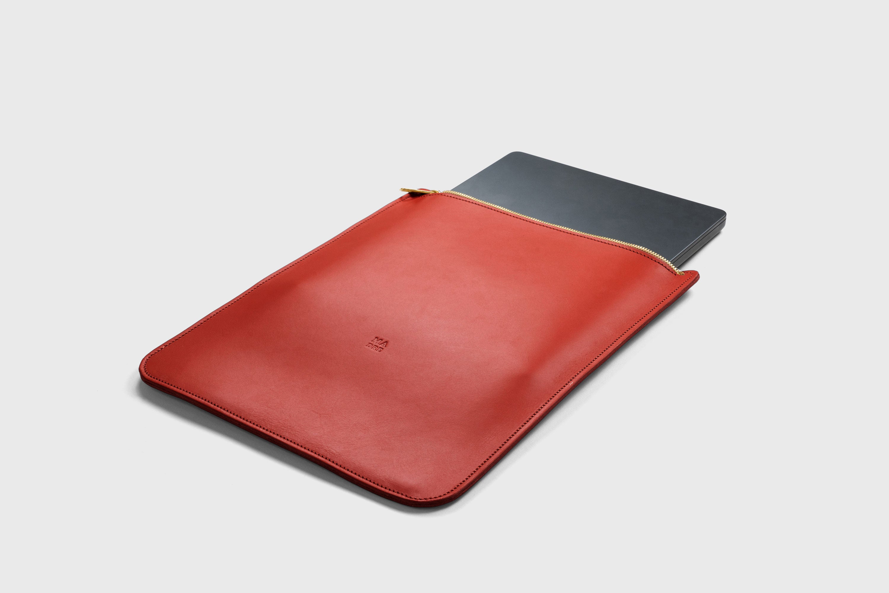 Leather Sleeve For MacBook Zipper Red Color Vertical Protection Case High Quality Premium Minimalist Modern Design Full Grain Vegetable Tanned Leather Atelier Madre Manuel Dreesmann Barcelona Spain