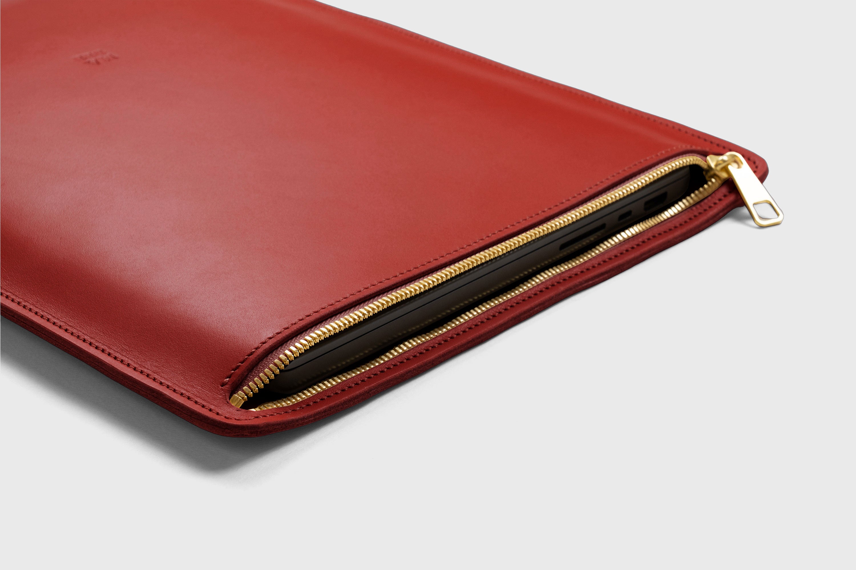 Leather Sleeve For MacBook Zipper Red Color Vertical Protection Case High Quality Premium Minimalist Modern Design Full Grain Vegetable Tanned Leather Atelier Madre Manuel Dreesmann Barcelona Spain