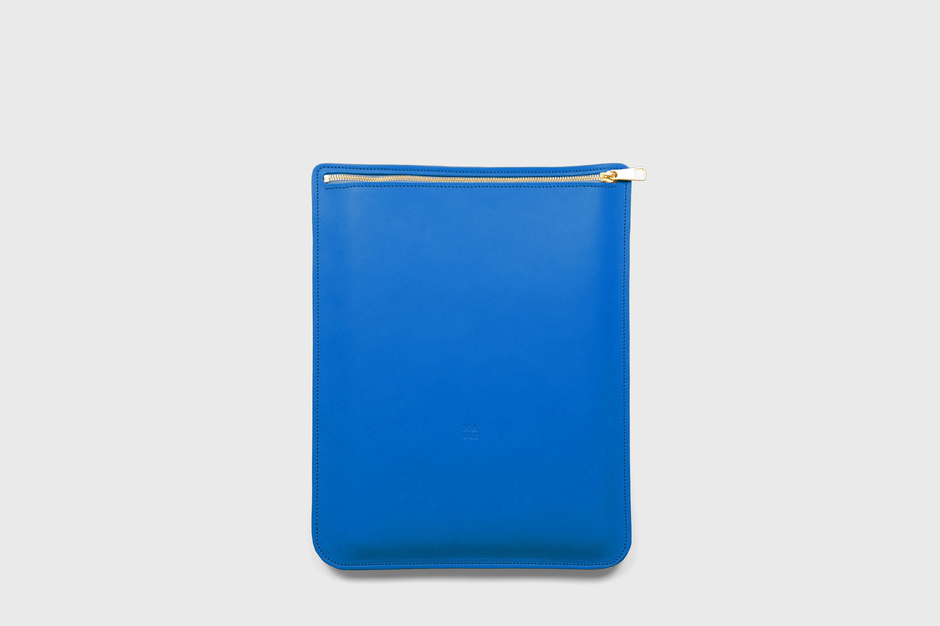 Leather Sleeve For MacBook Zipper Royal Blue Color Vertical Protection Case High Quality Premium Minimalist Modern Design Full Grain Vegetable Tanned Leather Atelier Madre Manuel Dreesmann Barcelona Spain