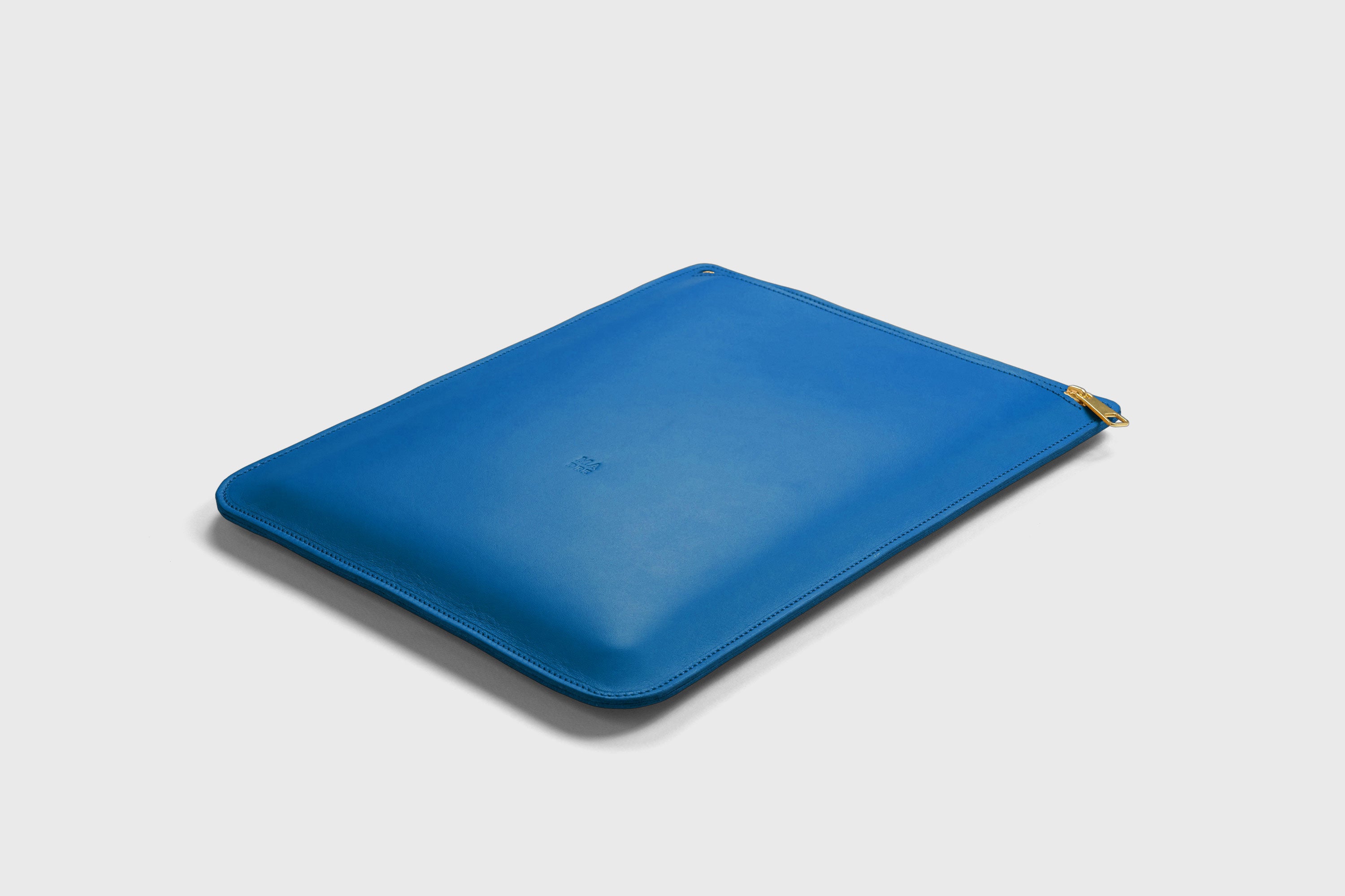 Leather Sleeve For MacBook Zipper Royal Blue Color Vertical Protection Case High Quality Premium Minimalist Modern Design Full Grain Vegetable Tanned Leather Atelier Madre Manuel Dreesmann Barcelona Spain