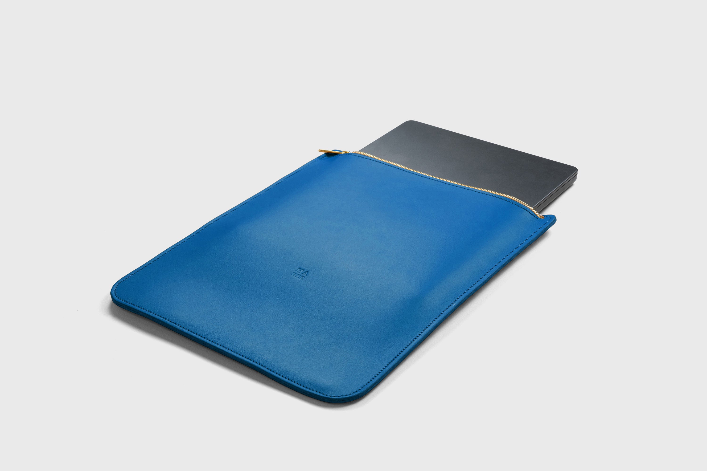 Leather Sleeve For MacBook Zipper Royal Blue Color Vertical Protection Case High Quality Premium Minimalist Modern Design Full Grain Vegetable Tanned Leather Atelier Madre Manuel Dreesmann Barcelona Spain
