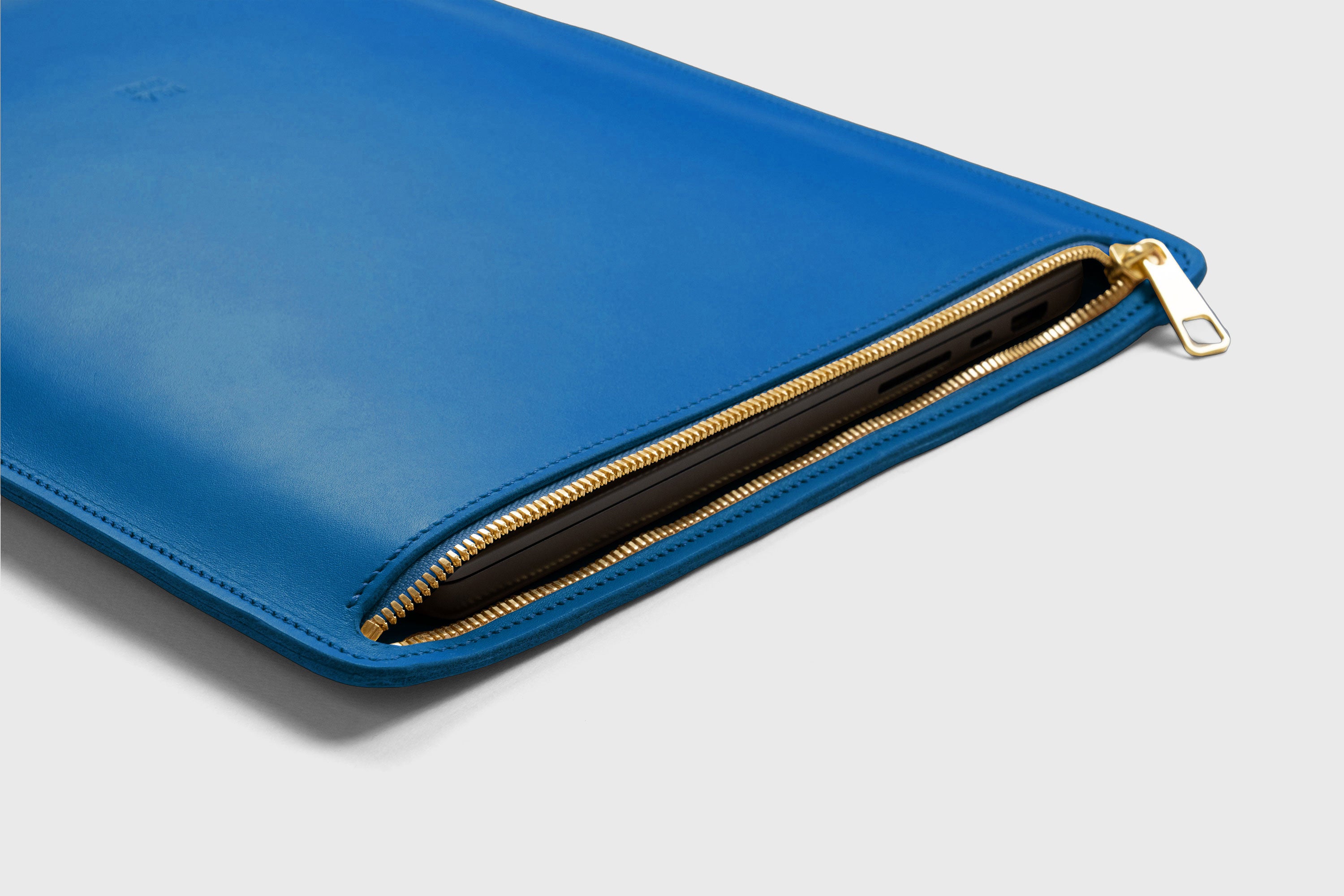 Leather Sleeve For MacBook Zipper Royal Blue Color Vertical Protection Case High Quality Premium Minimalist Modern Design Full Grain Vegetable Tanned Leather Atelier Madre Manuel Dreesmann Barcelona Spain