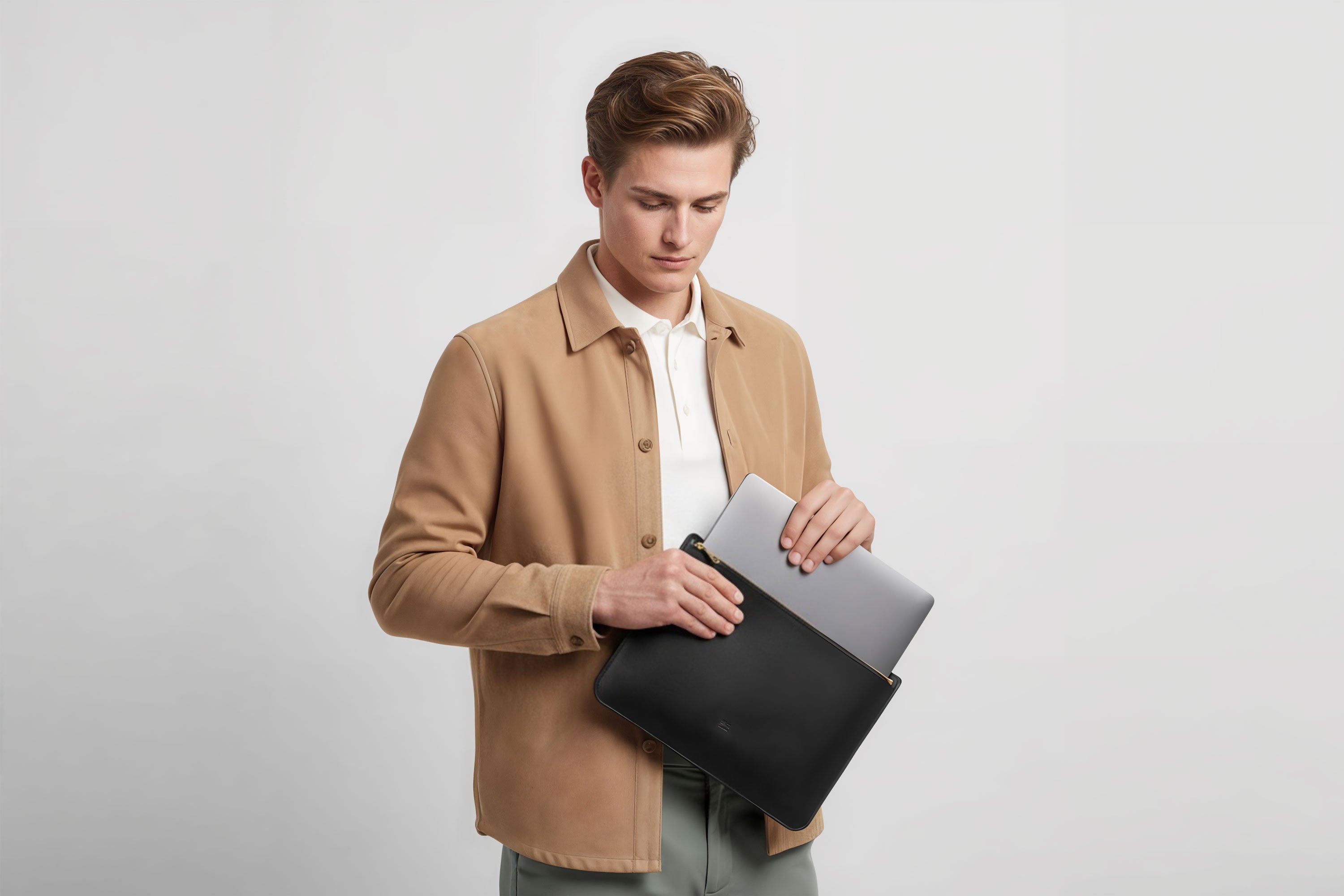 MacBook Sleeve Zipper Black Leather Horizontal On Model Grey Background Minimalistic Premium Design Atelier Madre Manuel Dreesmann Barcelona