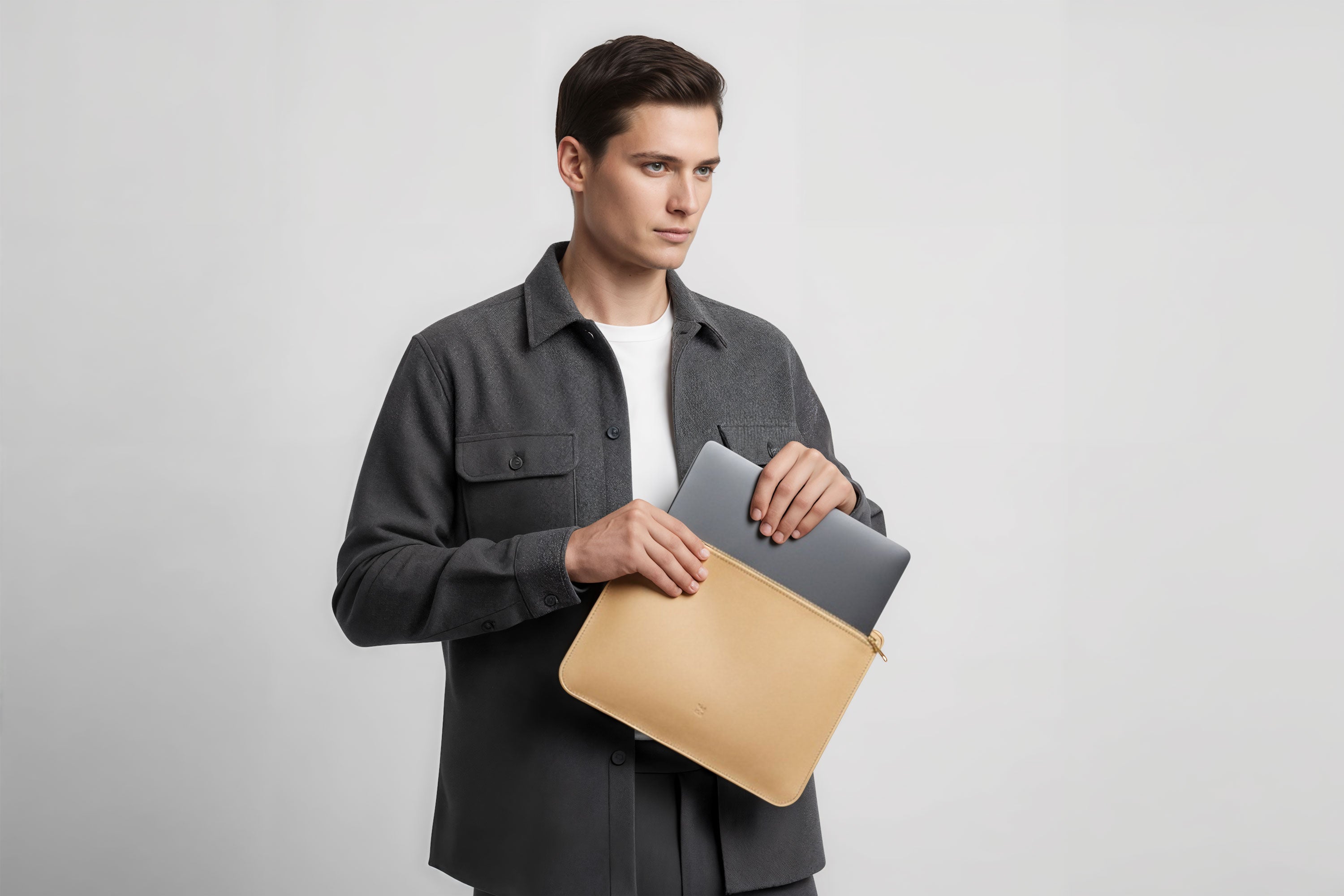 MacBook Sleeve Zipper Natural Leather Horizontal On Model Grey Background Minimalistic Premium Design Atelier Madre Manuel Dreesmann Barcelona