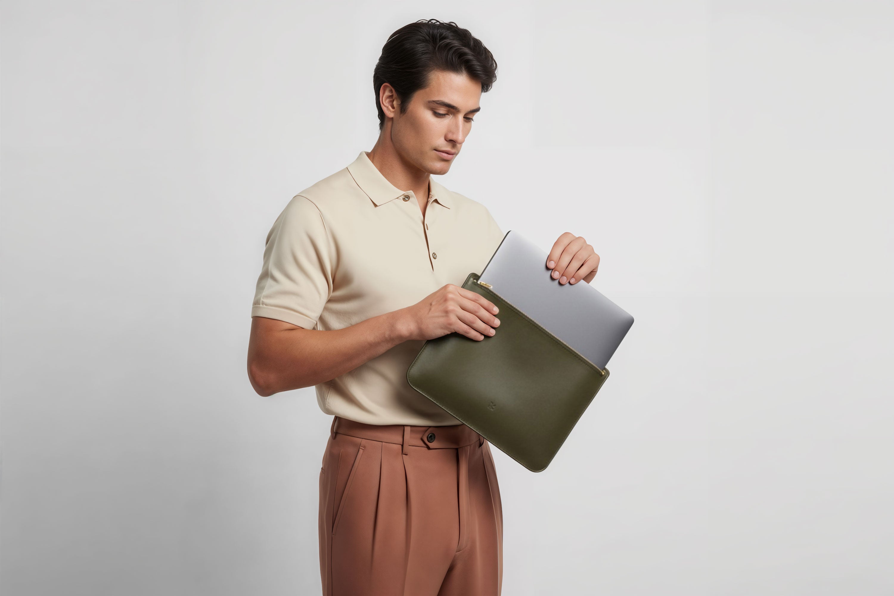 MacBook Sleeve Zipper Olive Green Leather Horizontal On Model Grey Background Minimalistic Premium Design Atelier Madre Manuel Dreesmann Barcelona