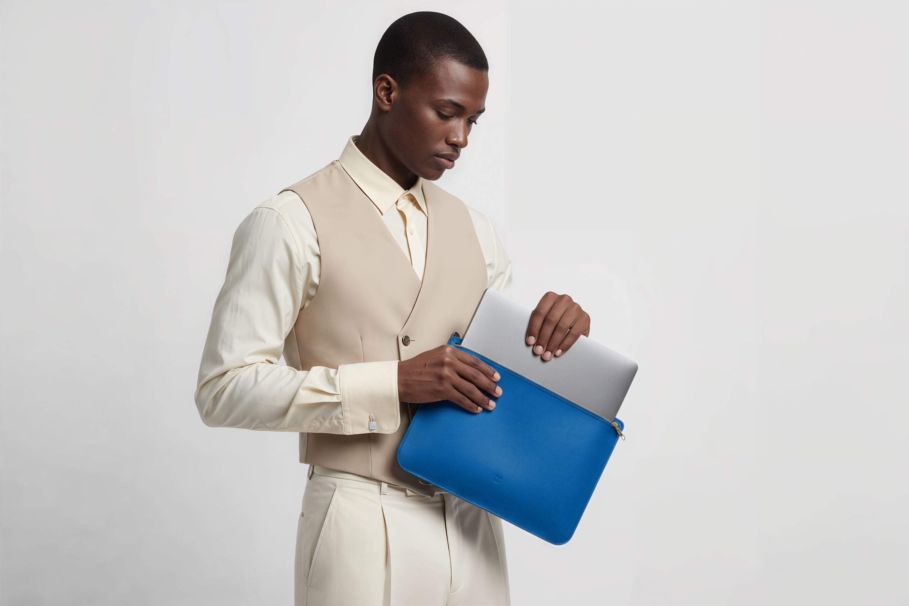 MacBook Sleeve Zipper Royal Blue Leather Horizontal On Model Grey Background Minimalistic Premium Design Atelier Madre Manuel Dreesmann Barcelona