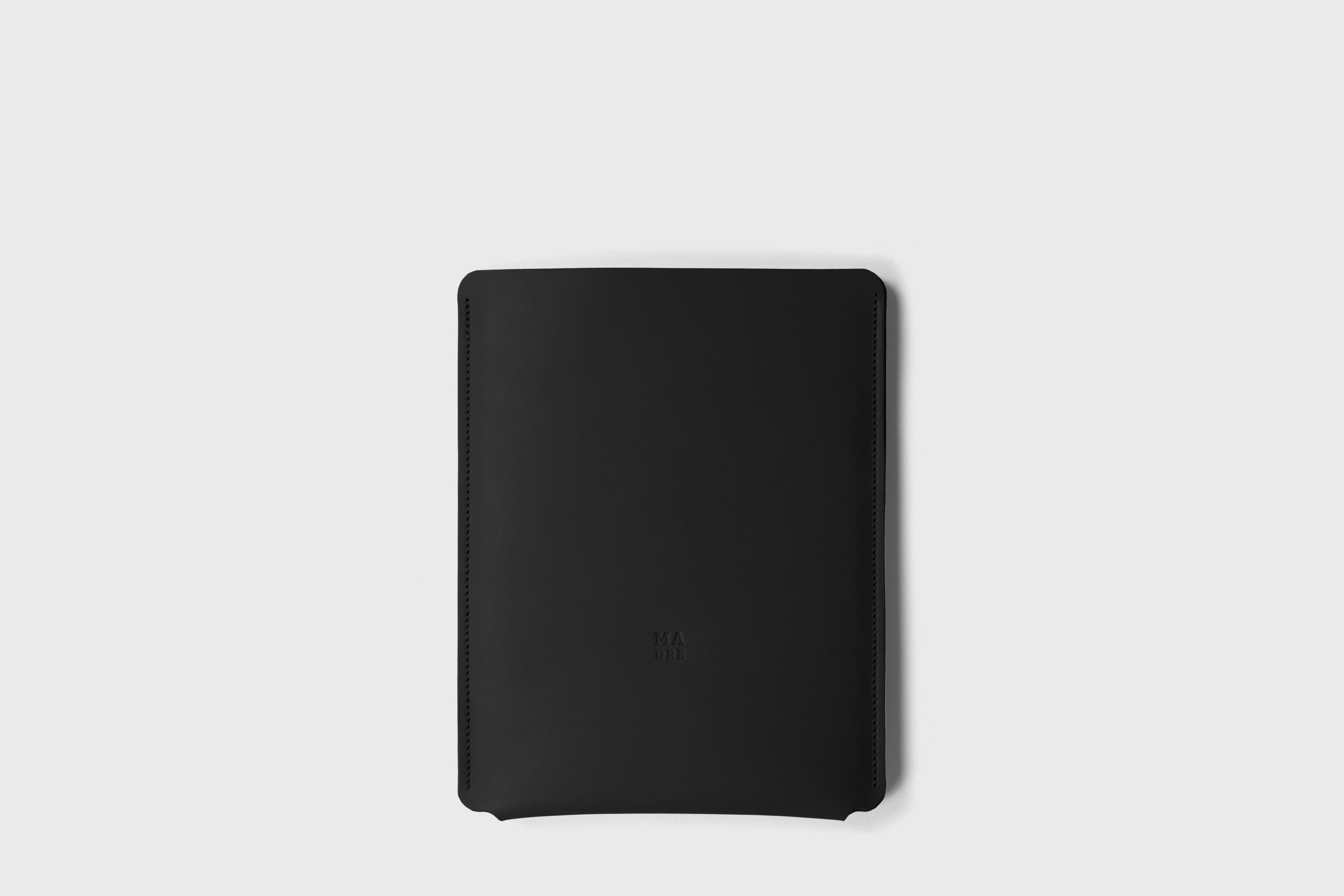 Leather Slip Sleeve For iPad Black Color Premium Handcrafted Quality Full Grain Vegetable Tanned Leather Minimalistic Modern Independent Designer Atelier Madre Manuel Dreesmann Barcelona Spain