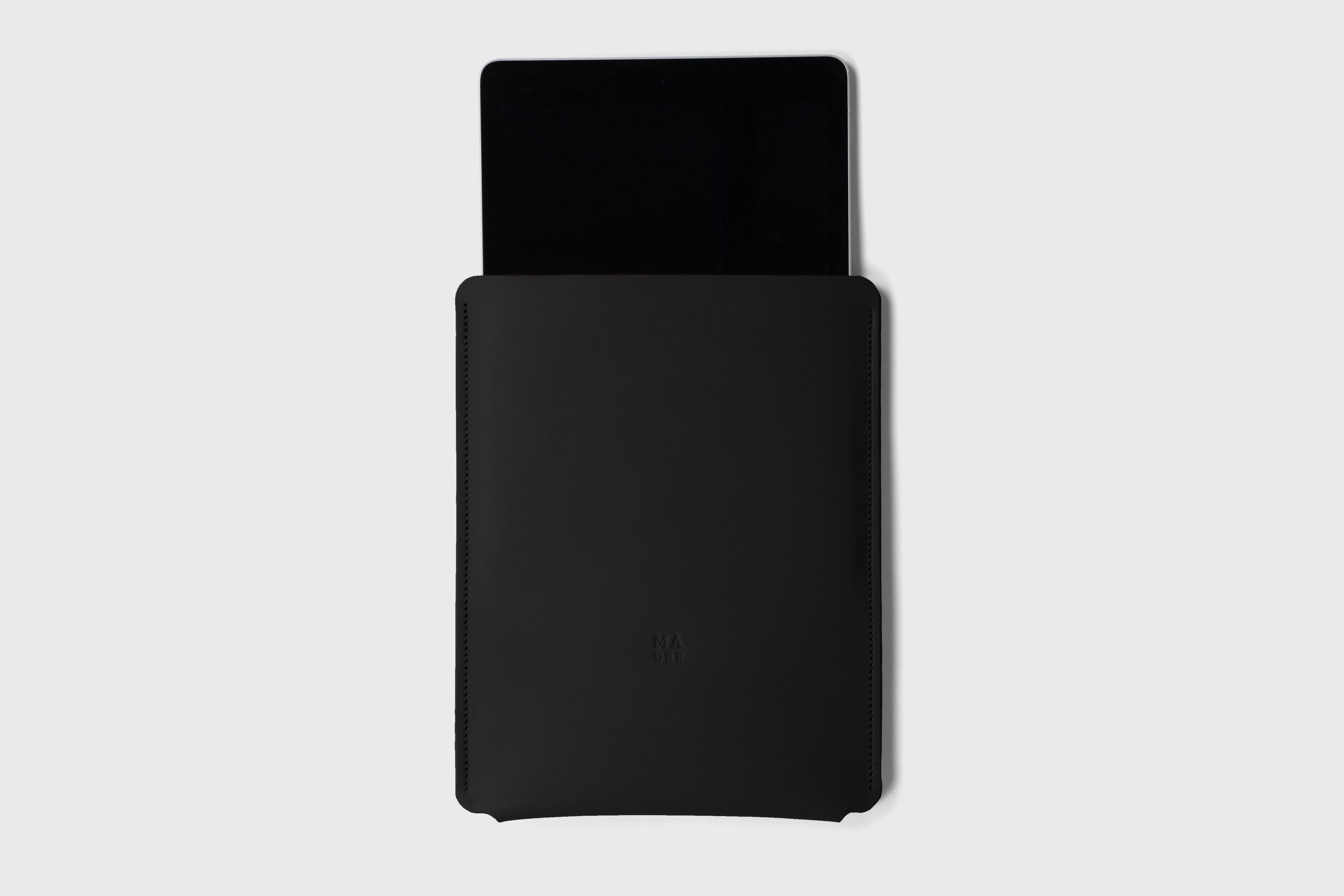 Leather Slip Sleeve For iPad Black Color Premium Handcrafted Quality Full Grain Vegetable Tanned Leather Minimalistic Modern Independent Designer Atelier Madre Manuel Dreesmann Barcelona Spain