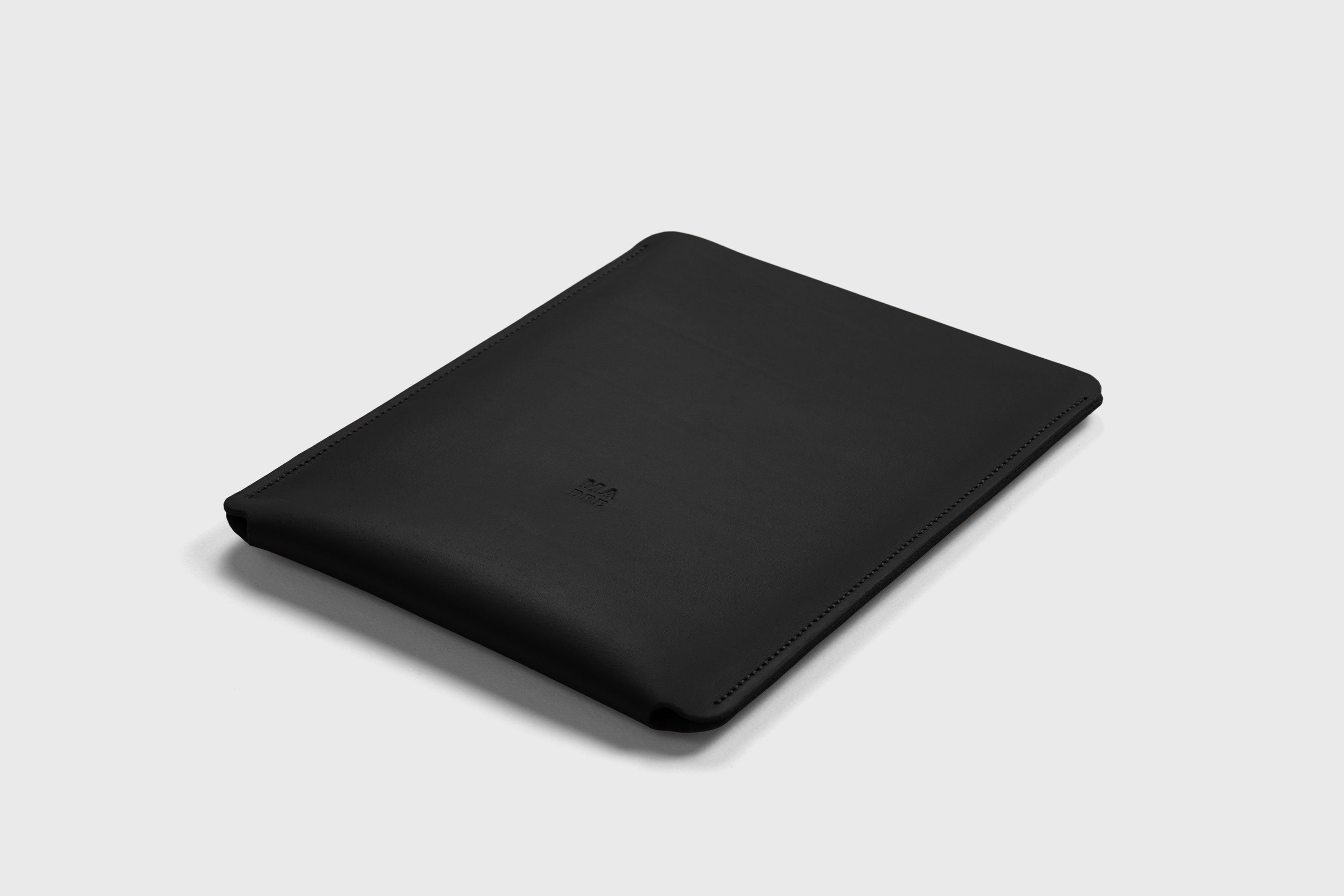Leather Slip Sleeve For iPad Black Color Premium Handcrafted Quality Full Grain Vegetable Tanned Leather Minimalistic Modern Independent Designer Atelier Madre Manuel Dreesmann Barcelona Spain