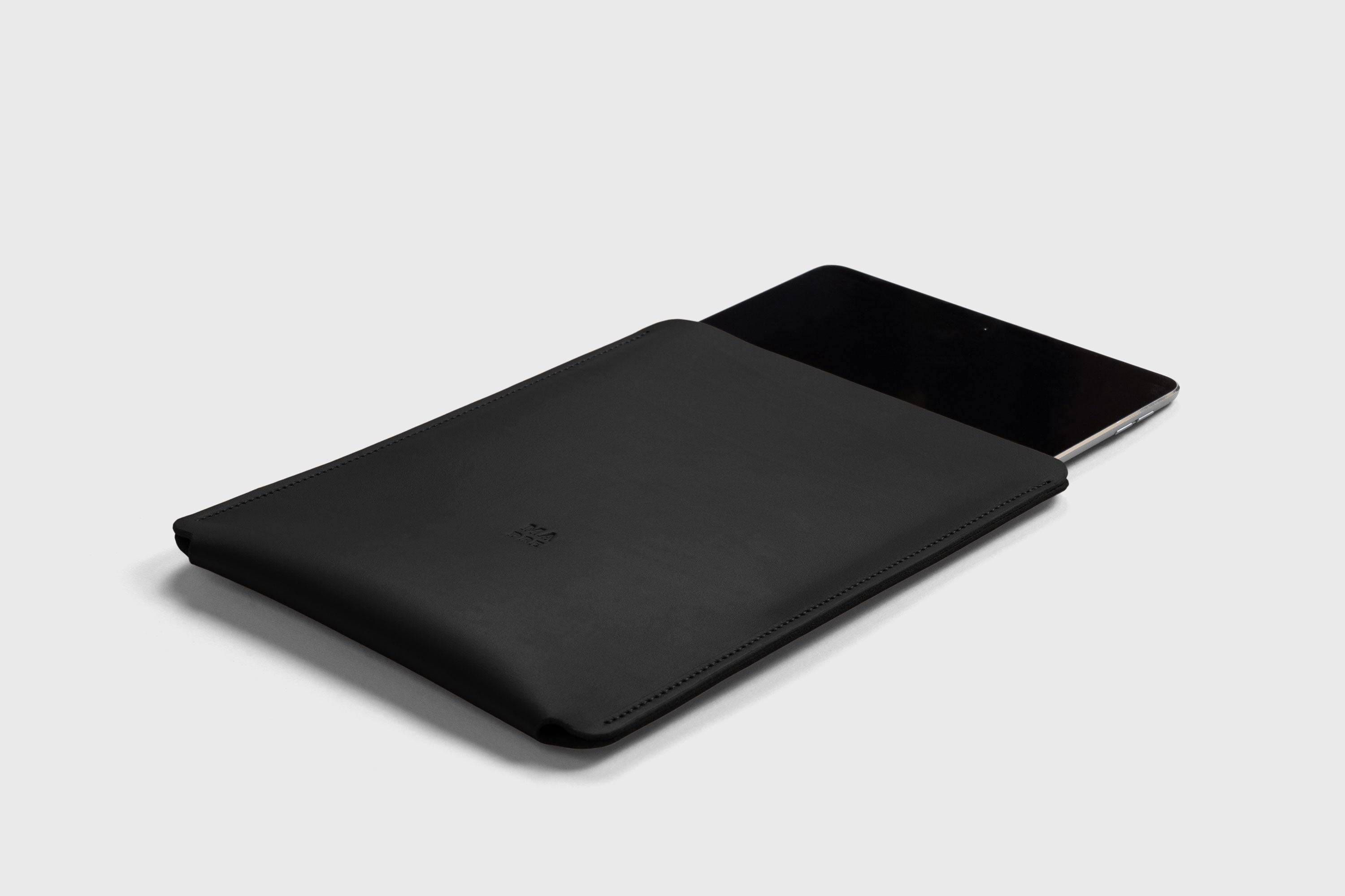 Leather Slip Sleeve For iPad Black Color Premium Handcrafted Quality Full Grain Vegetable Tanned Leather Minimalistic Modern Independent Designer Atelier Madre Manuel Dreesmann Barcelona Spain